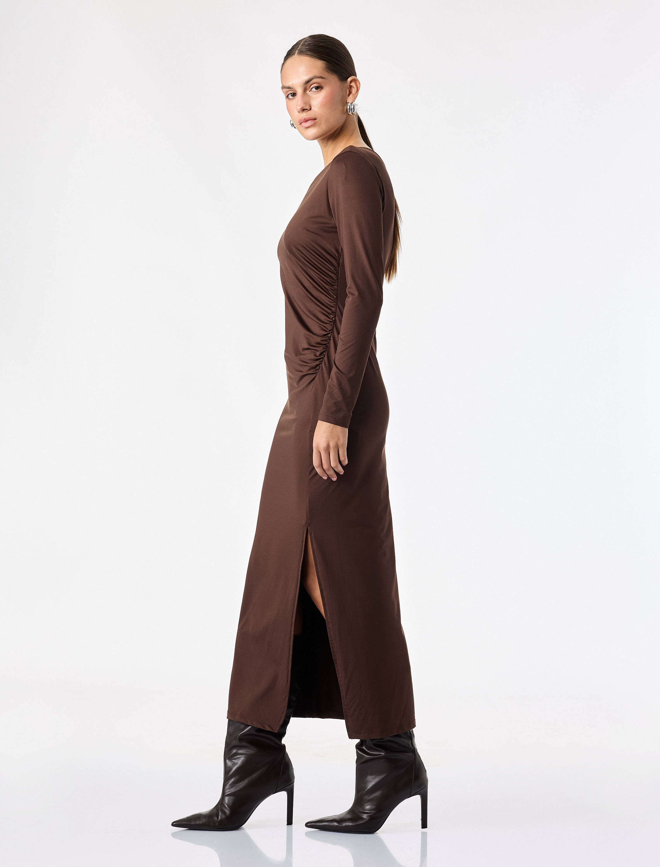 Koton Yırtmaç Detaylı Büzgülü Slim Fit Uzun Kollu Asimetrik Kayık Yaka Midi Elbise görsel 3