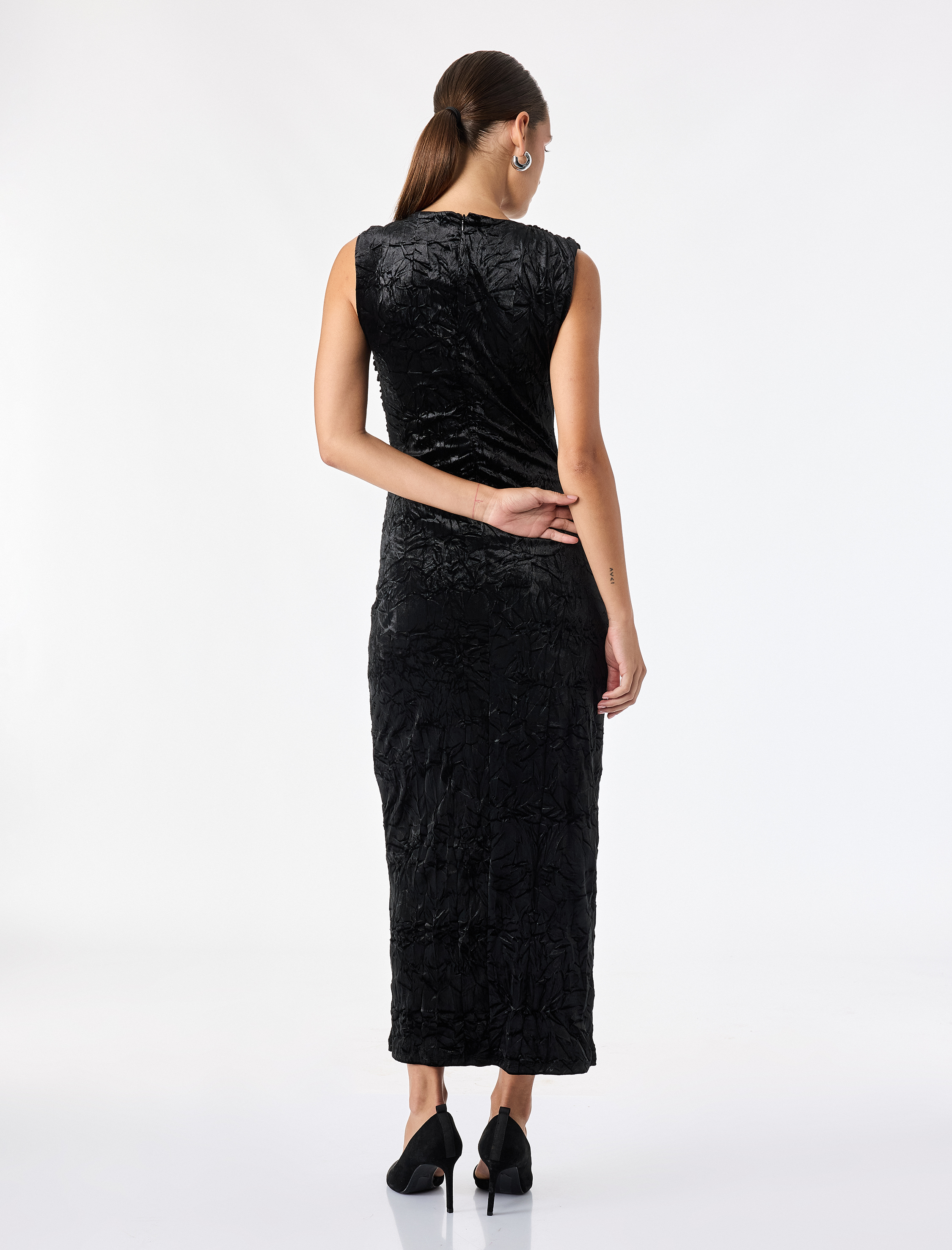  Slim Fit Bisiklet Yaka Drapeli Kolsuz Dokulu Kadife Midi Elbise