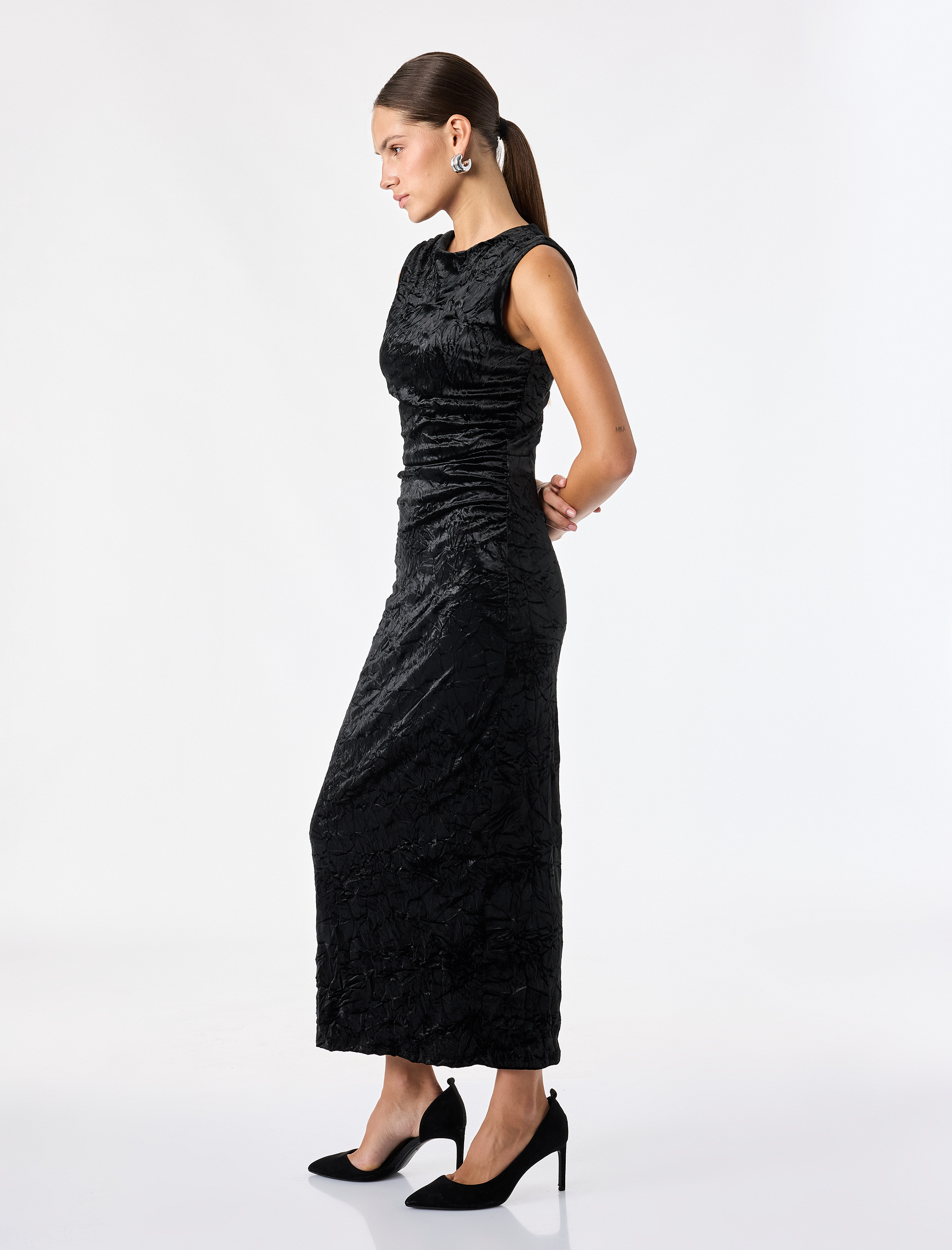   Slim Fit Bisiklet Yaka Drapeli Kolsuz Dokulu Kadife Midi Elbise