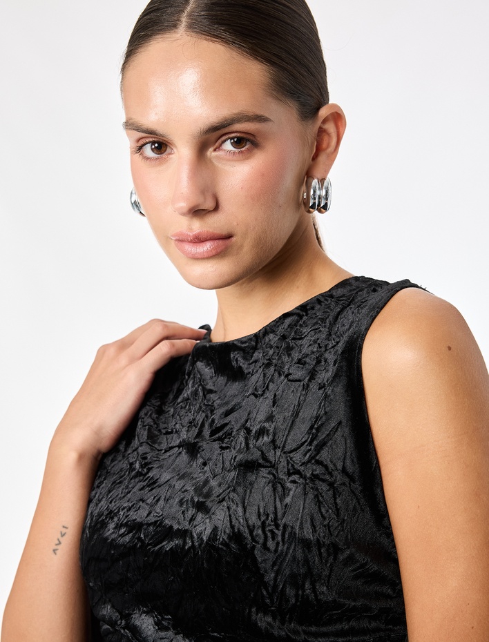  Slim Fit Bisiklet Yaka Drapeli Kolsuz Dokulu Kadife Midi Elbise