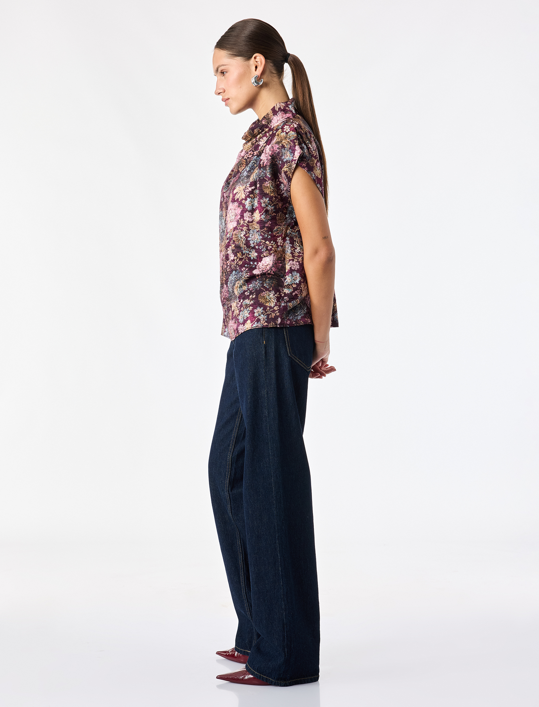   Regular Fit Çiçek Desenli Dik Degaje Yaka Kolsuz Bluz