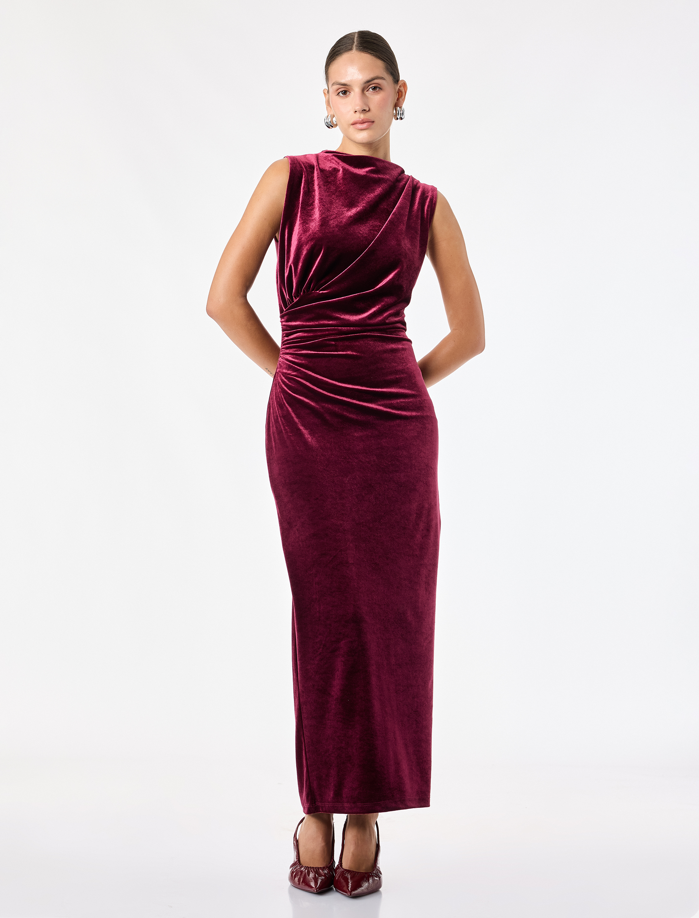  Slim Fit Bodycon Drapeli Hafif Dik Yaka Yırtmaçlı Kolsuz Midi Boy Kadife Elbise