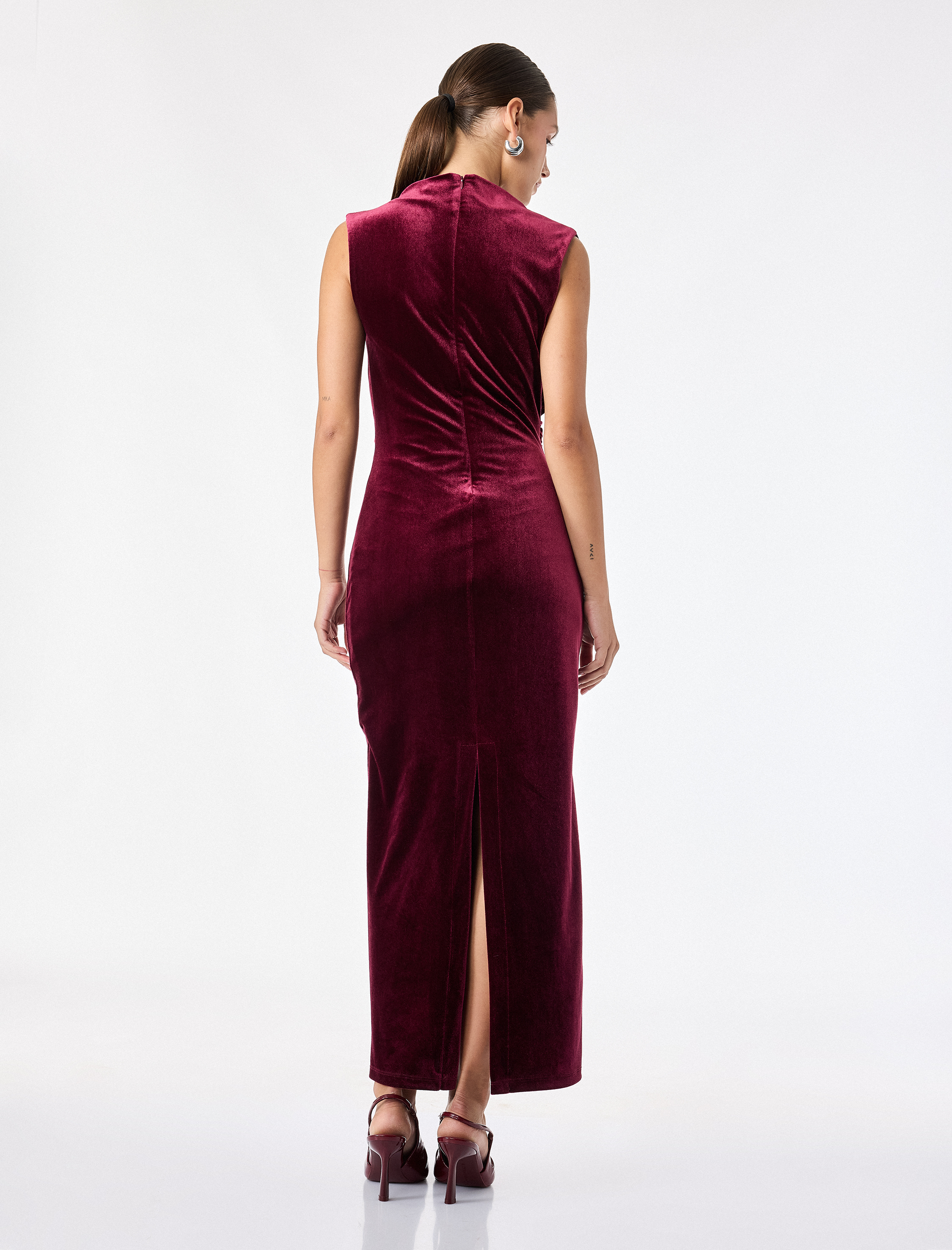   Slim Fit Bodycon Drapeli Hafif Dik Yaka Yırtmaçlı Kolsuz Midi Boy Kadife Elbise