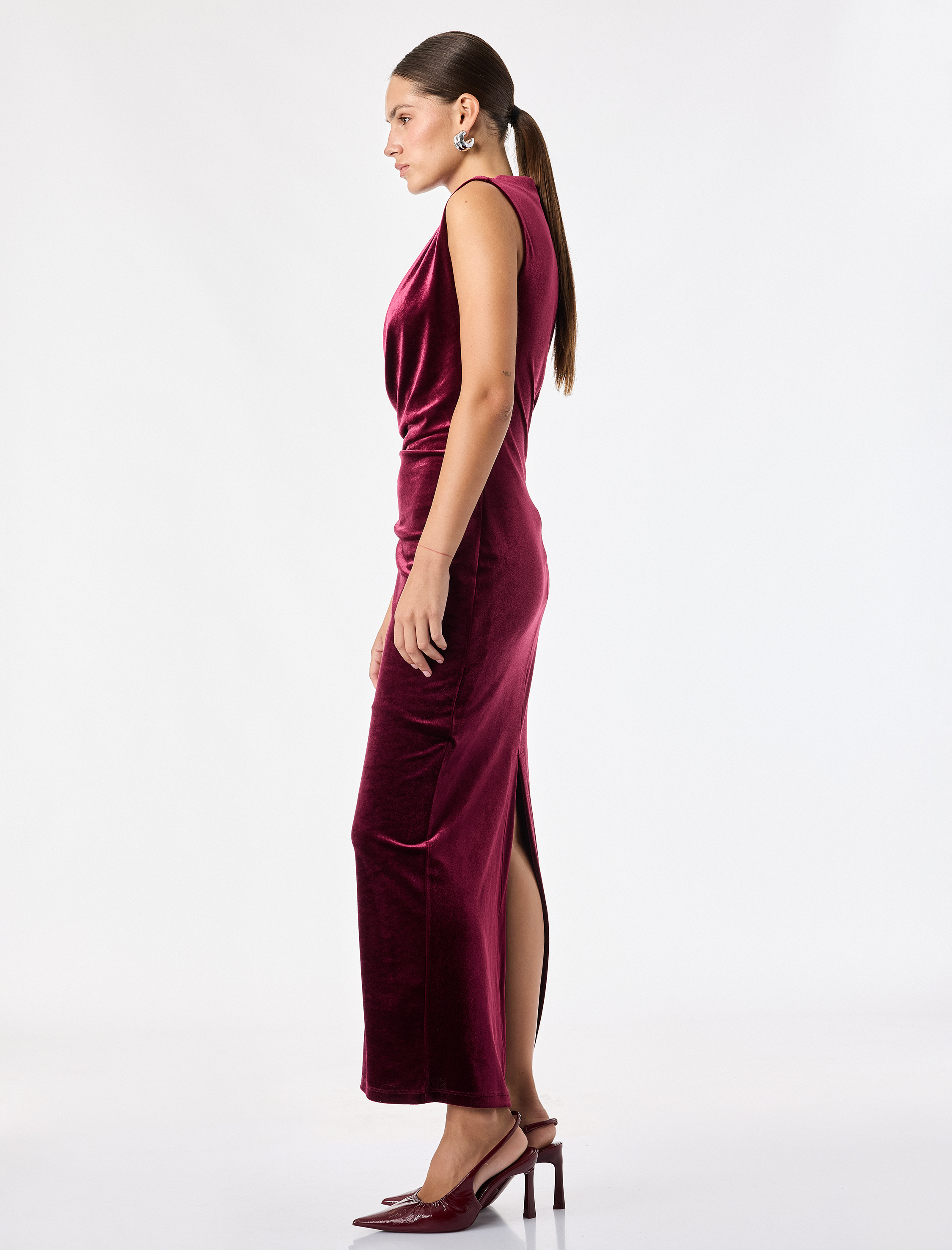   Slim Fit Bodycon Drapeli Hafif Dik Yaka Yırtmaçlı Kolsuz Midi Boy Kadife Elbise
