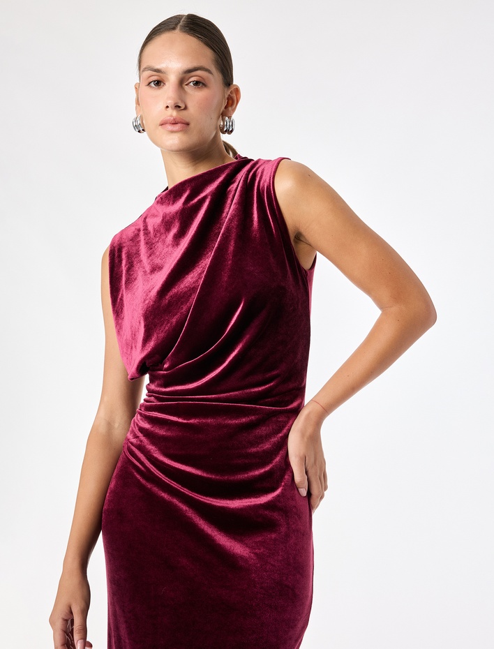  Slim Fit Bodycon Drapeli Hafif Dik Yaka Yırtmaçlı Kolsuz Midi Boy Kadife Elbise