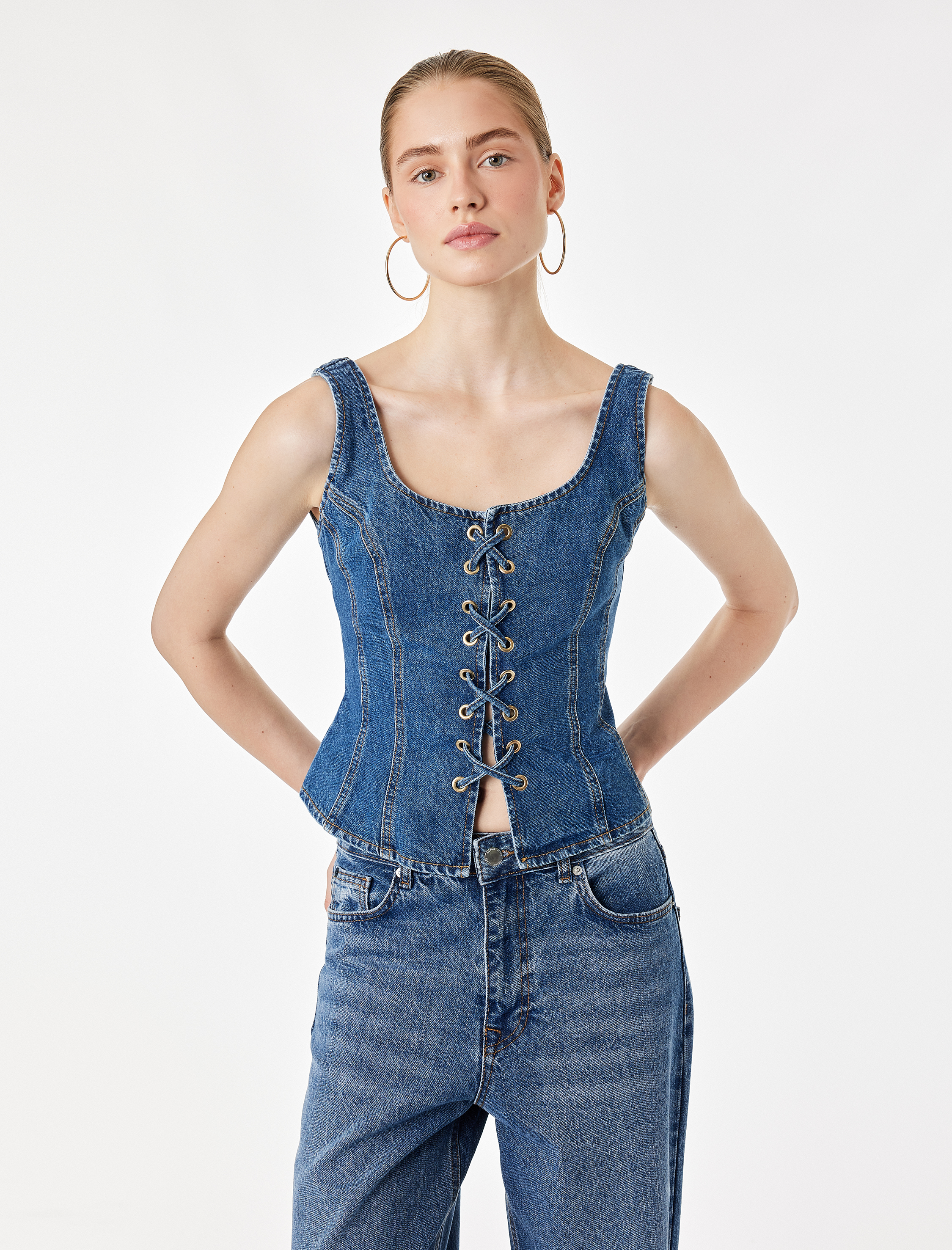 Koton Bağcık Detaylı Slim Fit Pamuklu U Yaka Kolsuz Denim Korse Bluz görsel 2