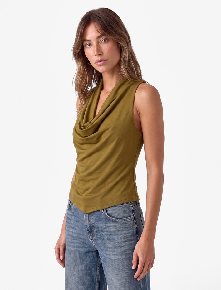  Slim Fit Asimetrik Kolsuz Degaje Yaka Atlet