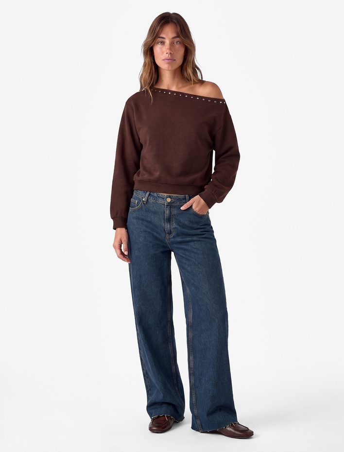  Uzun Kollu Zımba Detaylı Asimetrik Kayık Yaka Omzu Açık Sweatshirt