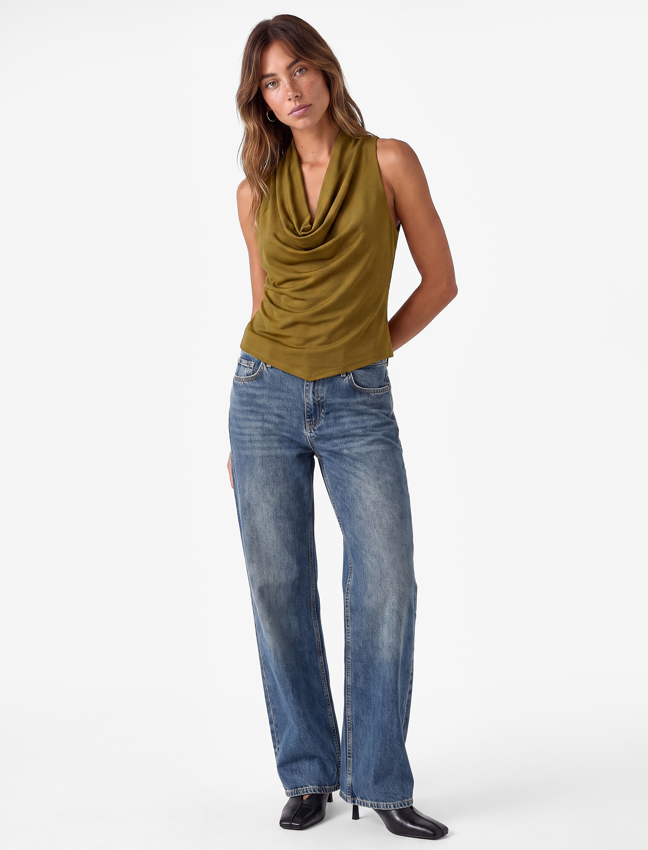   Slim Fit Asimetrik Kolsuz Degaje Yaka Atlet