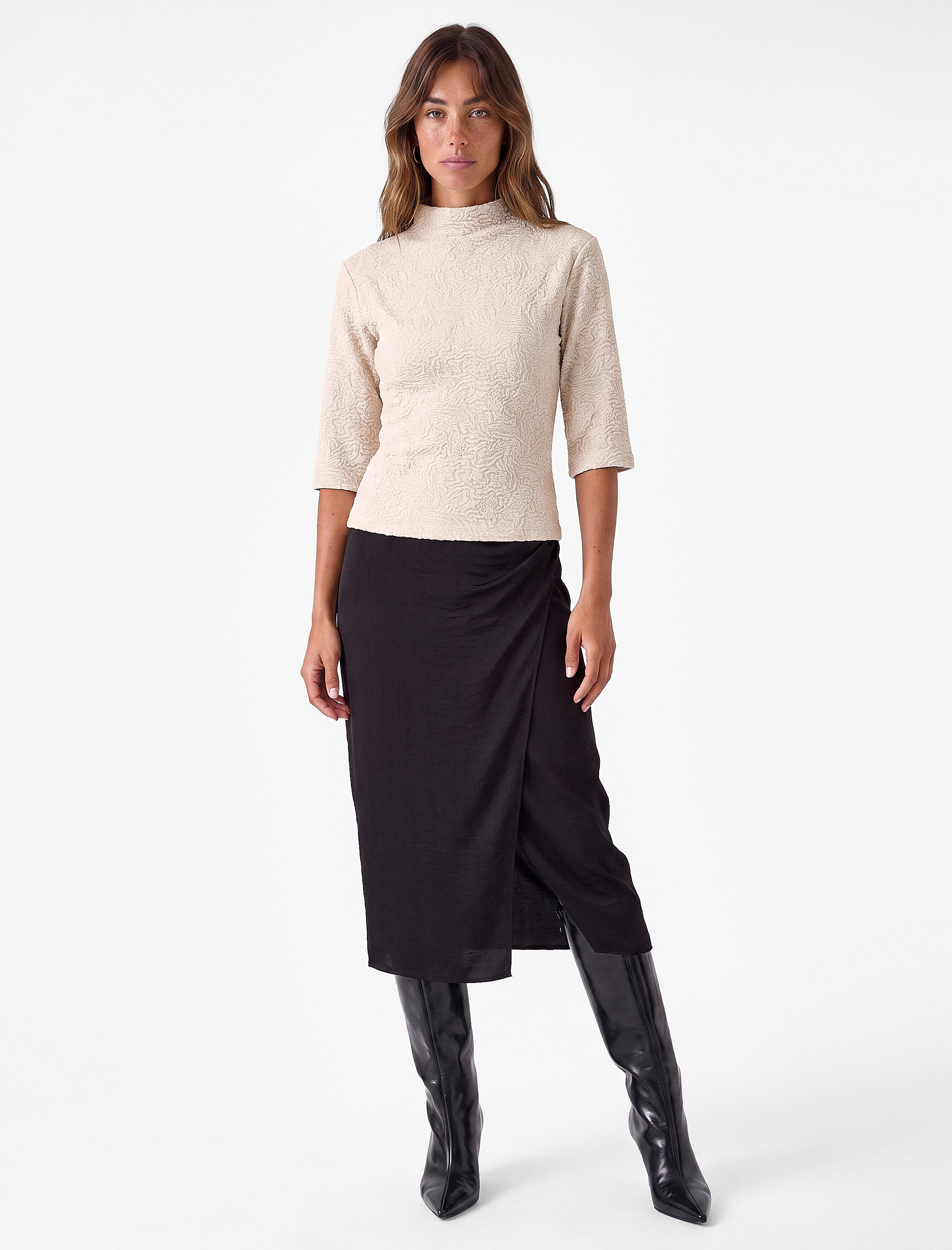 Koton Slim Fit Dokulu Desenli Dik Yaka Kısa Kollu Tişört