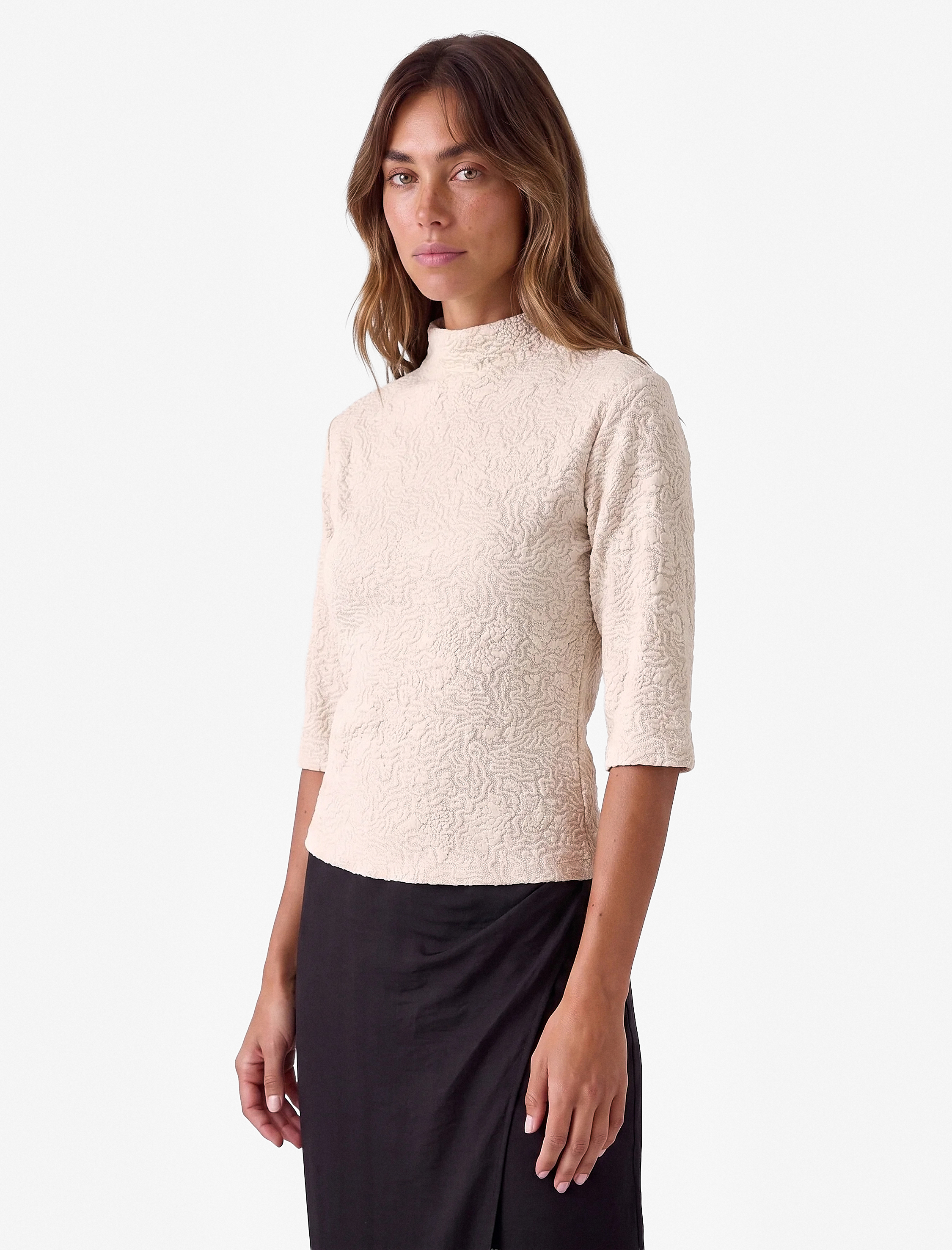Koton Slim Fit Dokulu Desenli Dik Yaka Kısa Kollu Tişört görsel 2