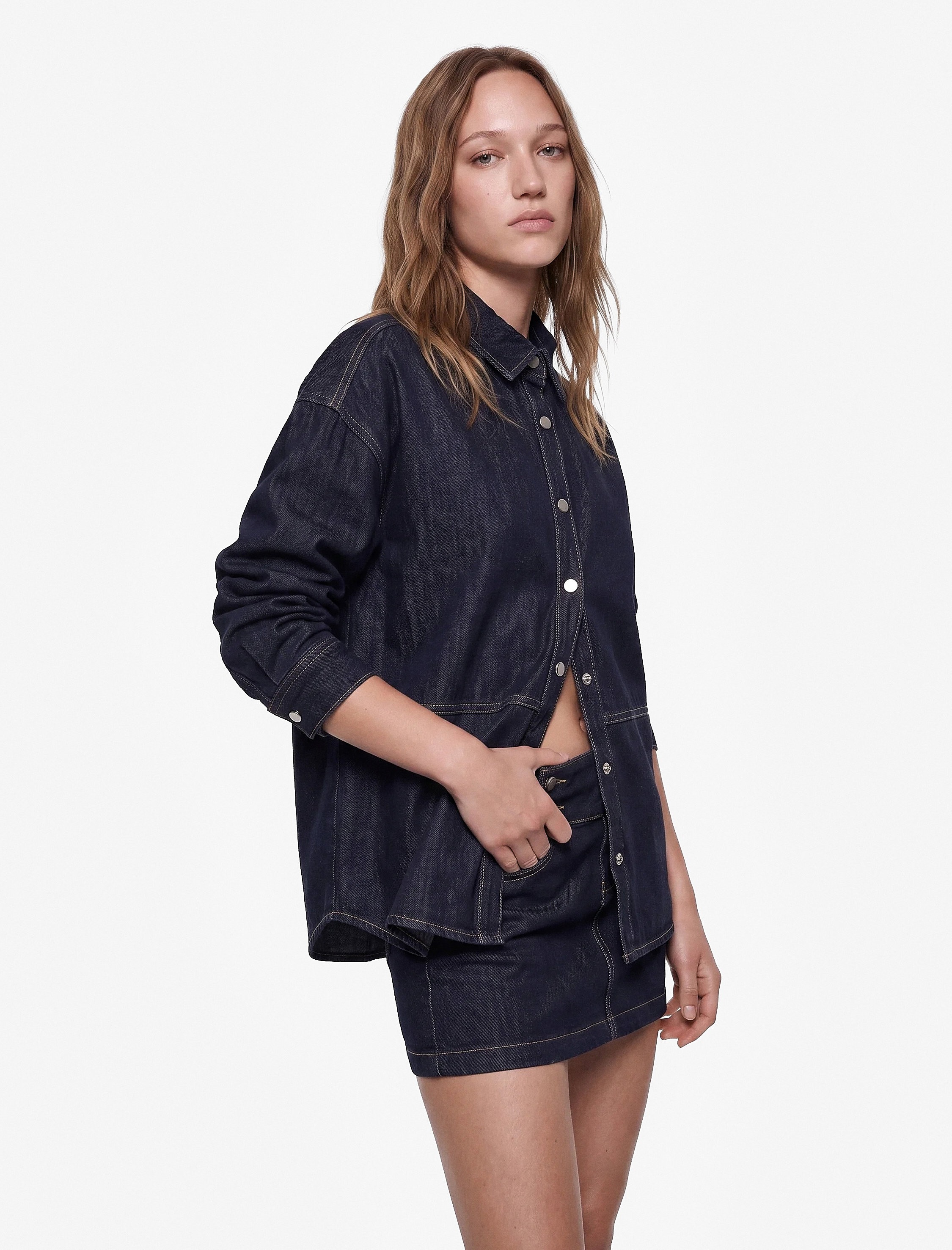 Koton Pamuklu Dikiş Detaylı Klasik Yaka Çıtçıt Düğmeli Uzun Kollu Denim Gömlek görsel 2