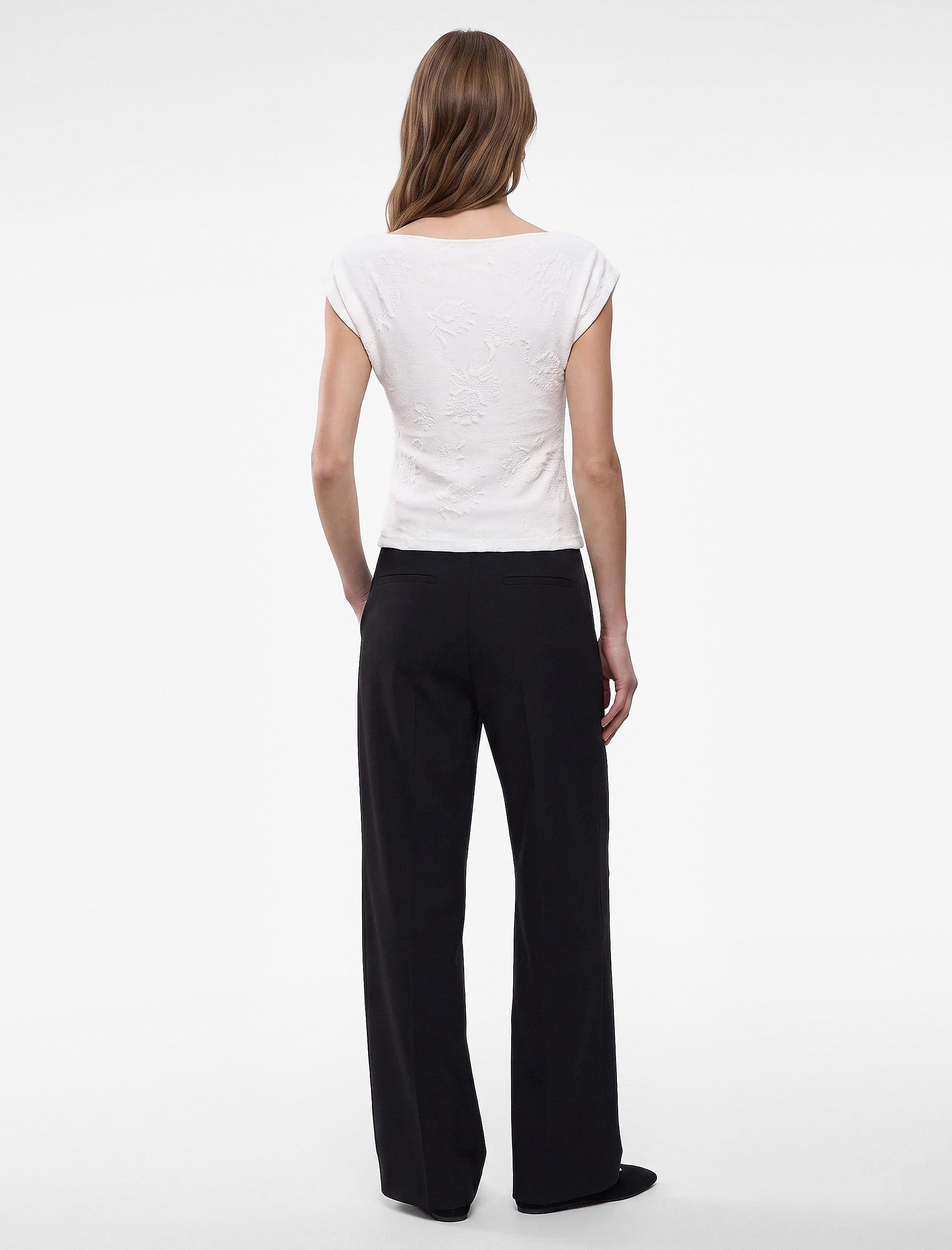 Koton Aksesuarlı Slim Fit Pamuklu Kayık Yaka Kolsuz Floral Dokulu Asimetrik Bluz görsel 3