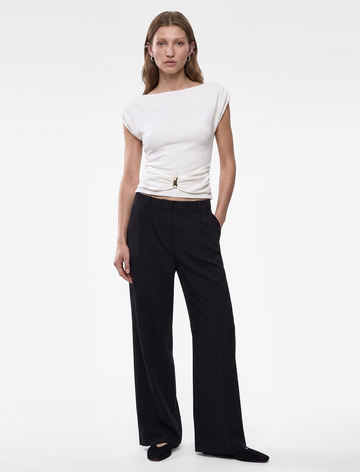  Aksesuarlı Slim Fit Pamuklu Kayık Yaka Kolsuz Floral Dokulu Asimetrik Bluz