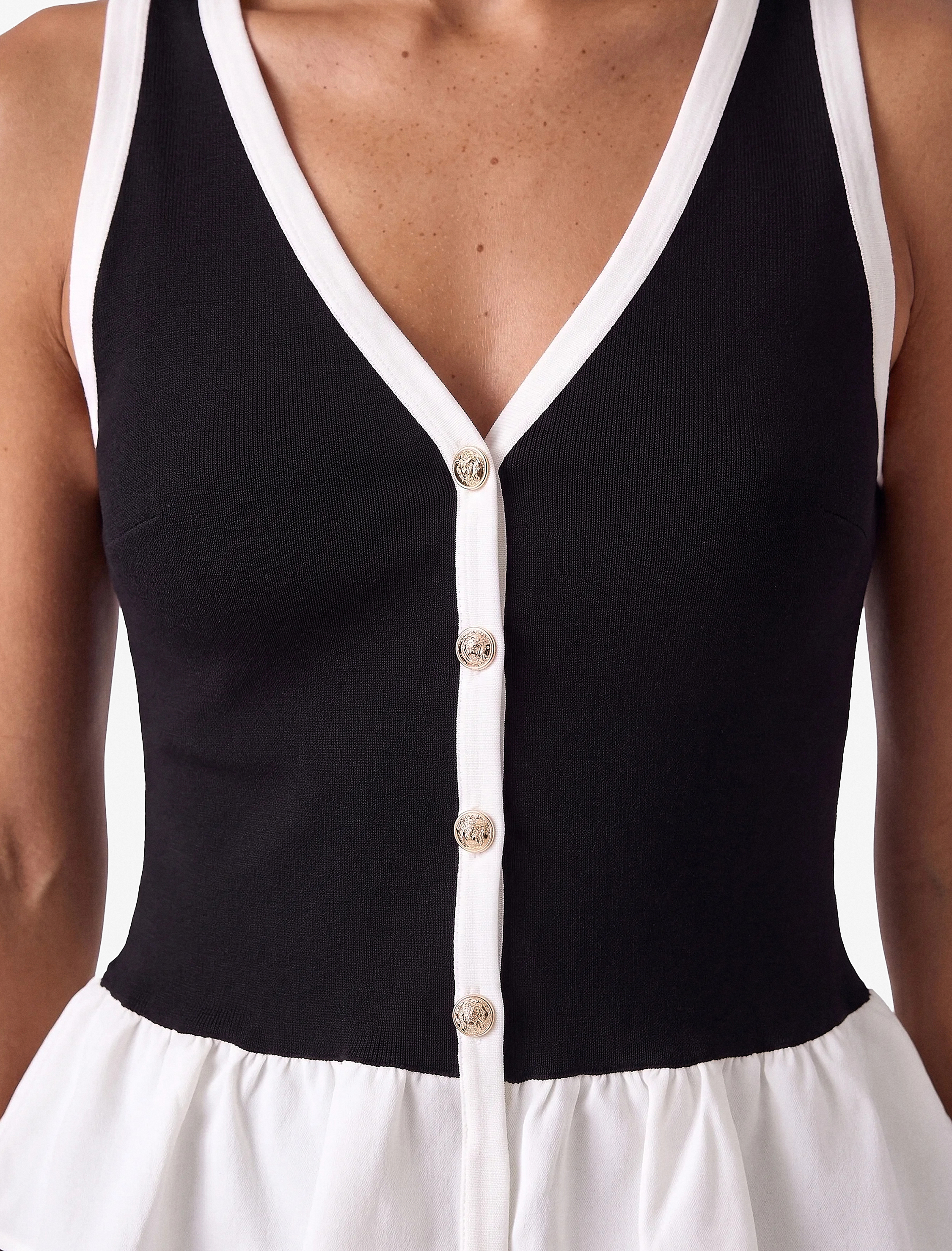   Metal Süslü Düğmeli Krep Scuba Kumaş Volanlı V Yaka Peplum Kolsuz Bluz