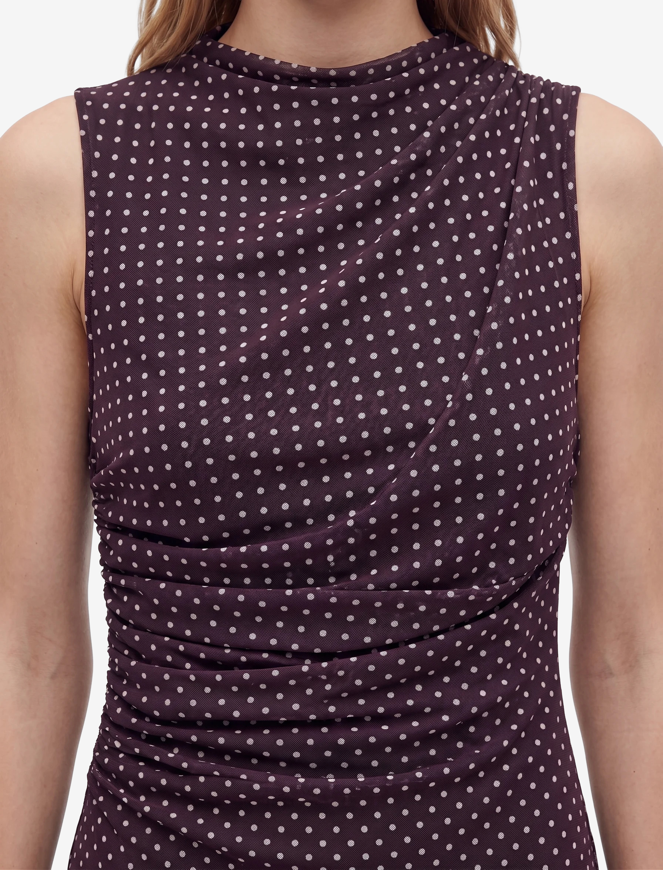   Slim Fit Bisiklet Yaka Kolsuz Drapeli Puantiyeli Uzun Tül Elbise