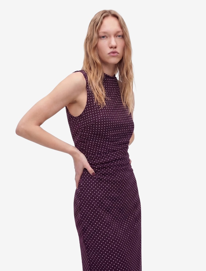  Slim Fit Bisiklet Yaka Kolsuz Drapeli Puantiyeli Uzun Tül Elbise