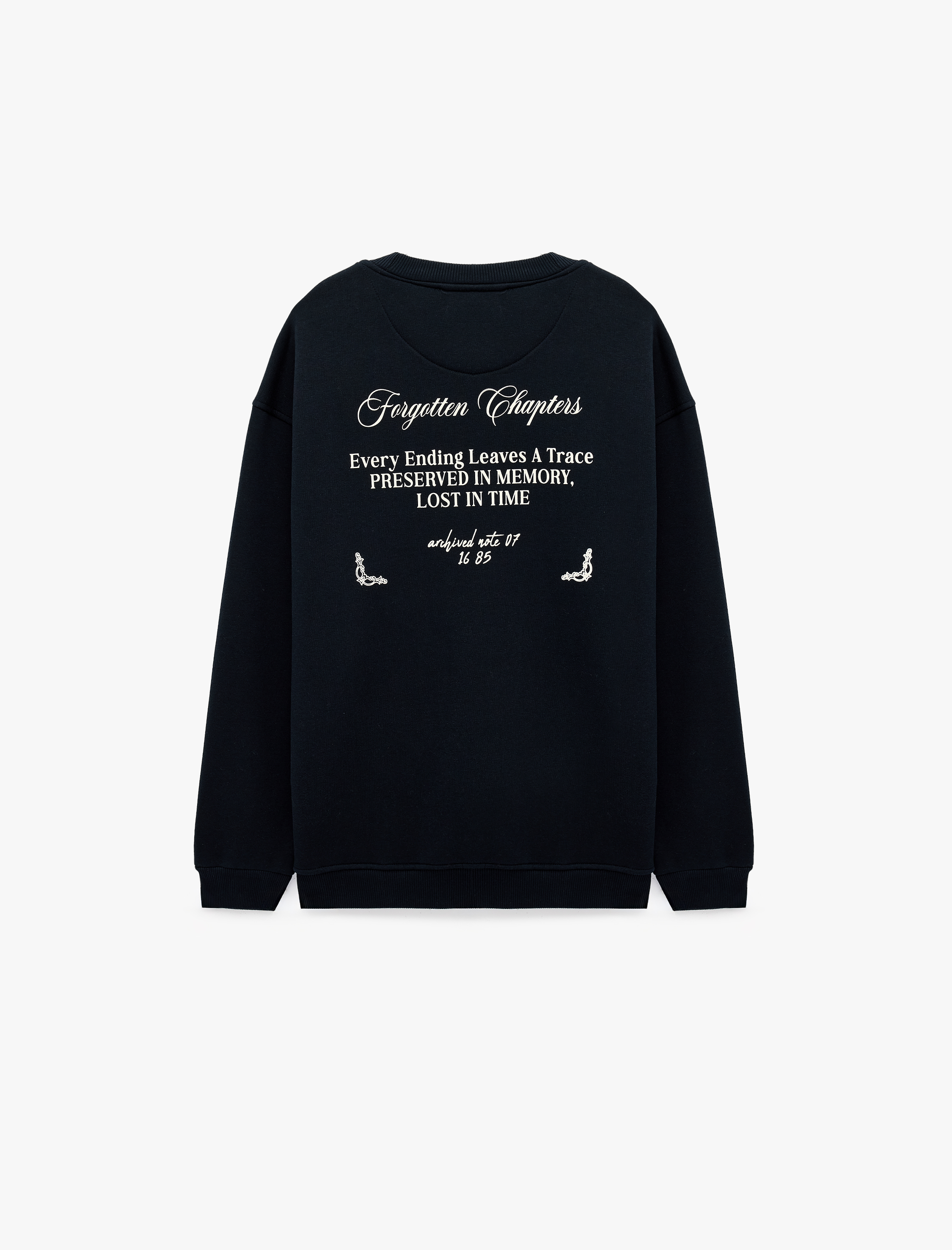   Uzun Kollu Rahat Kalıp Üç İplik Şardonlu Pamuklu Bisiklet Yaka Arkası Baskılı Sweatshirt