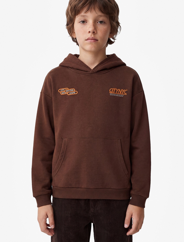Erkek Çocuk Uzun Kollu Üç İplik Kapşonlu Baskılı Kanguru Cep Detaylı Sweatshirt
