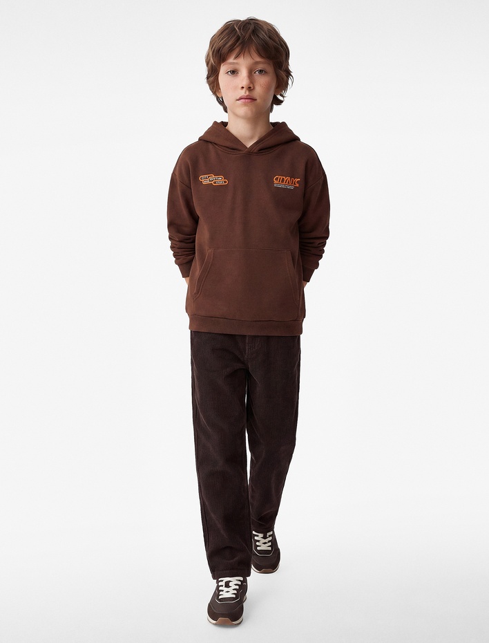Erkek Çocuk Uzun Kollu Üç İplik Kapşonlu Baskılı Kanguru Cep Detaylı Sweatshirt