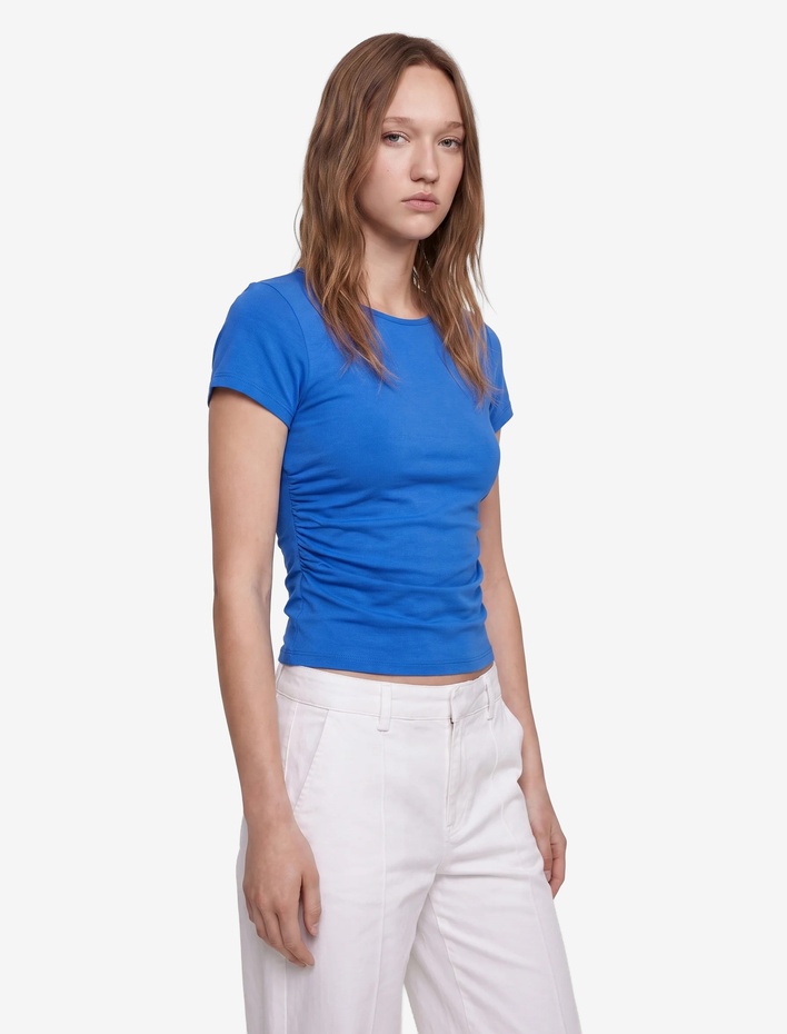  Pamuklu Slim Fit Kayık Yaka Kısa Kollu Drapeli Tişört