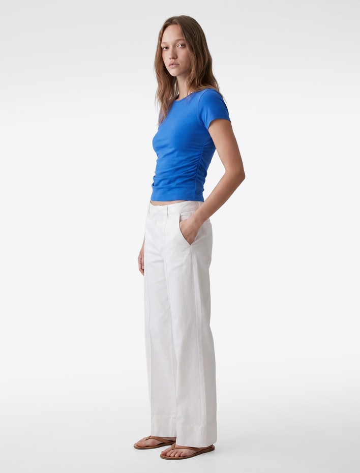  Pamuklu Slim Fit Kayık Yaka Kısa Kollu Drapeli Tişört