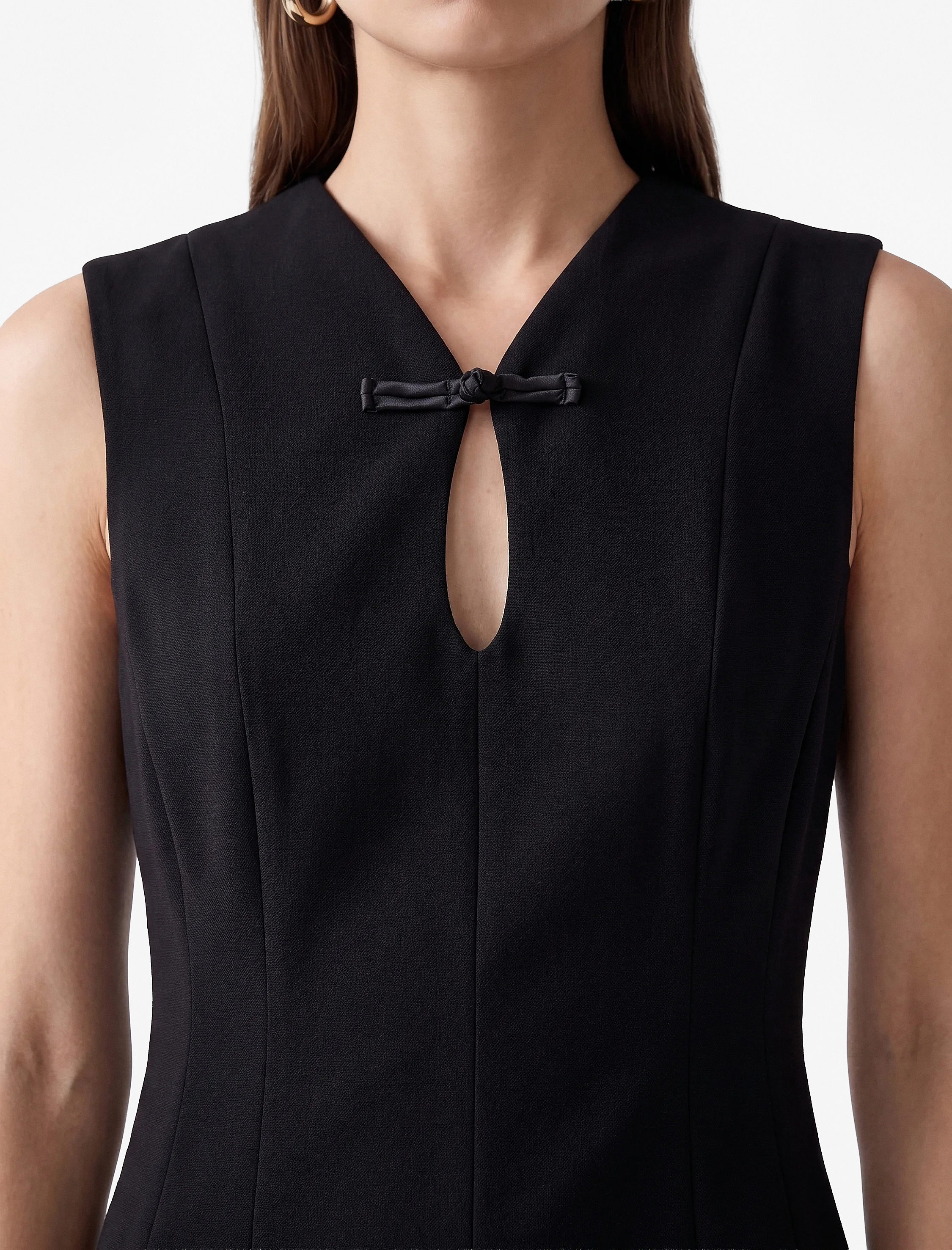 Koton Krep Kumaş Pencere Detaylı Kolsuz Süs Düğmeli Qipao Yaka Midi Elbise görsel 5
