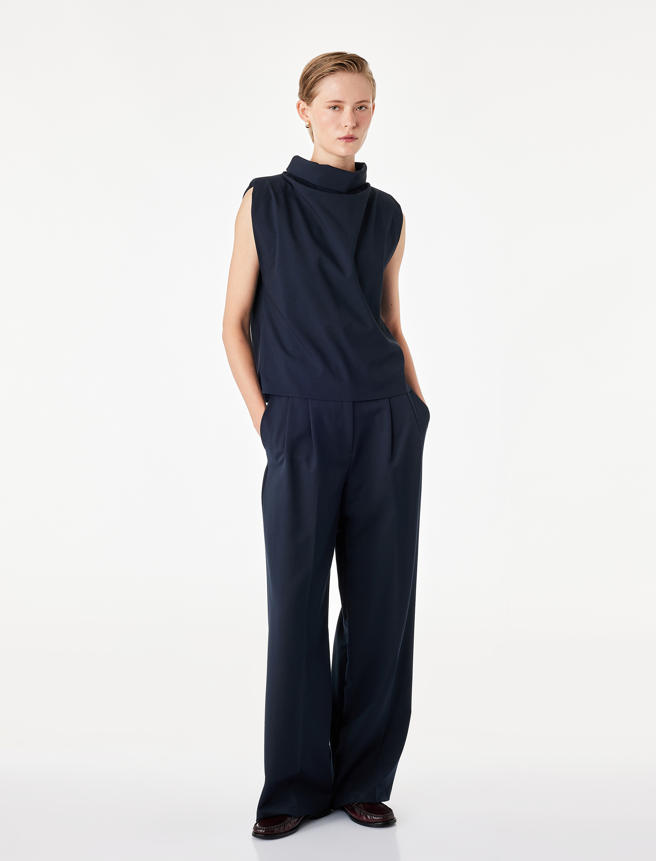 Koton Boxy Fit Dik Degaje Yaka Kolsuz Bluz