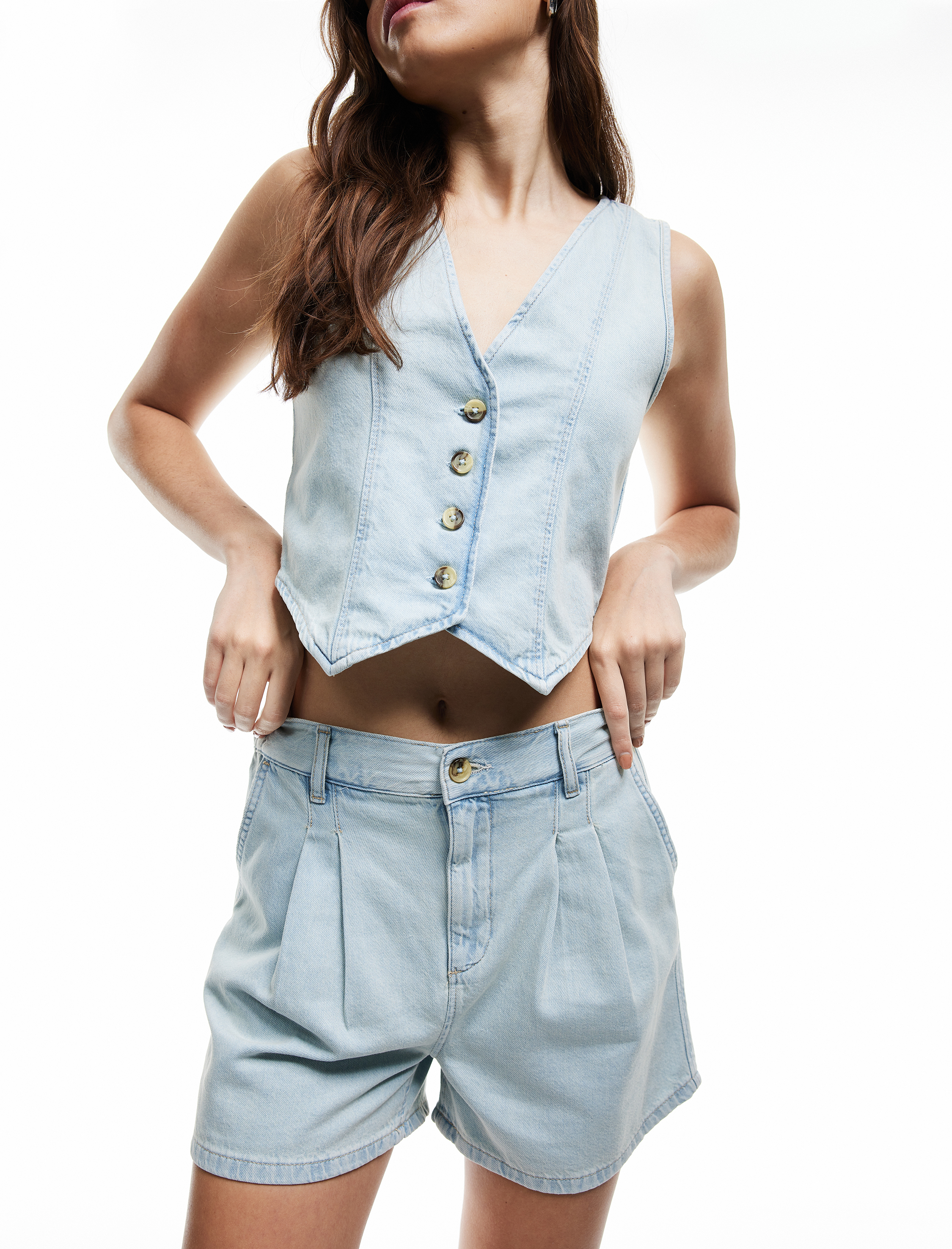 Koton Normal Bel Pileli Düğmeli Cepli Rahat Kalıp Mini Denim Şort görsel 3