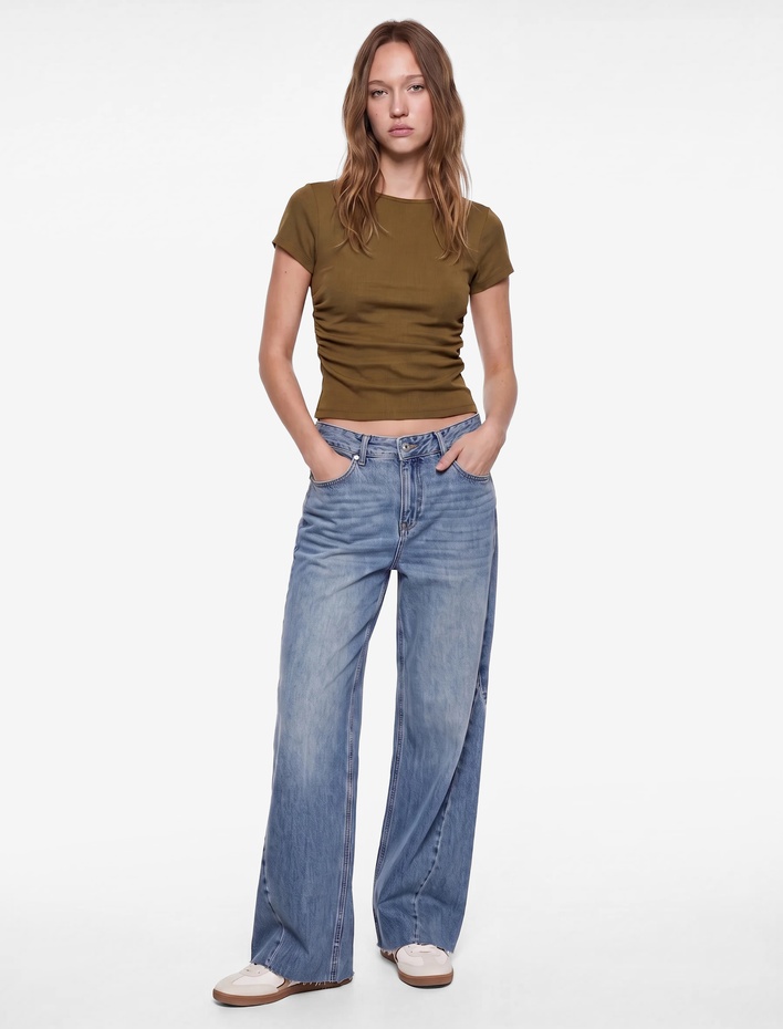  Pamuklu Slim Fit Kayık Yaka Kısa Kollu Drapeli Tişört
