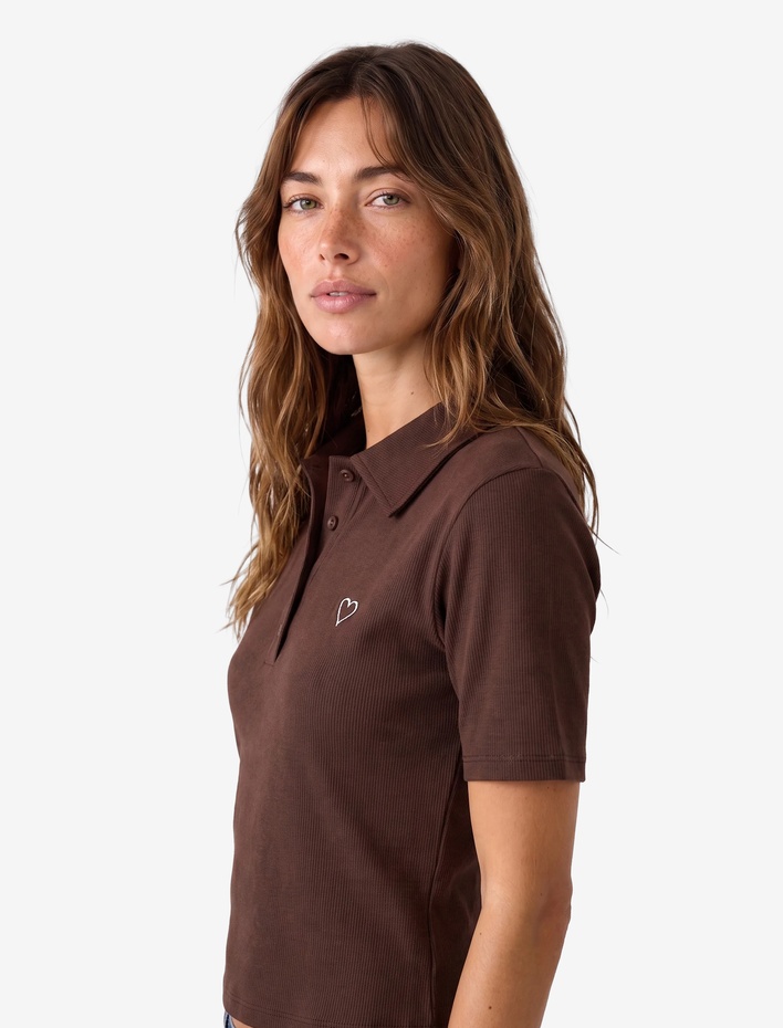  Pamuklu Slim Fit Düğmeli Kalp İşleme Detaylı Polo Yaka Kısa Kollu Fitilli Tişört