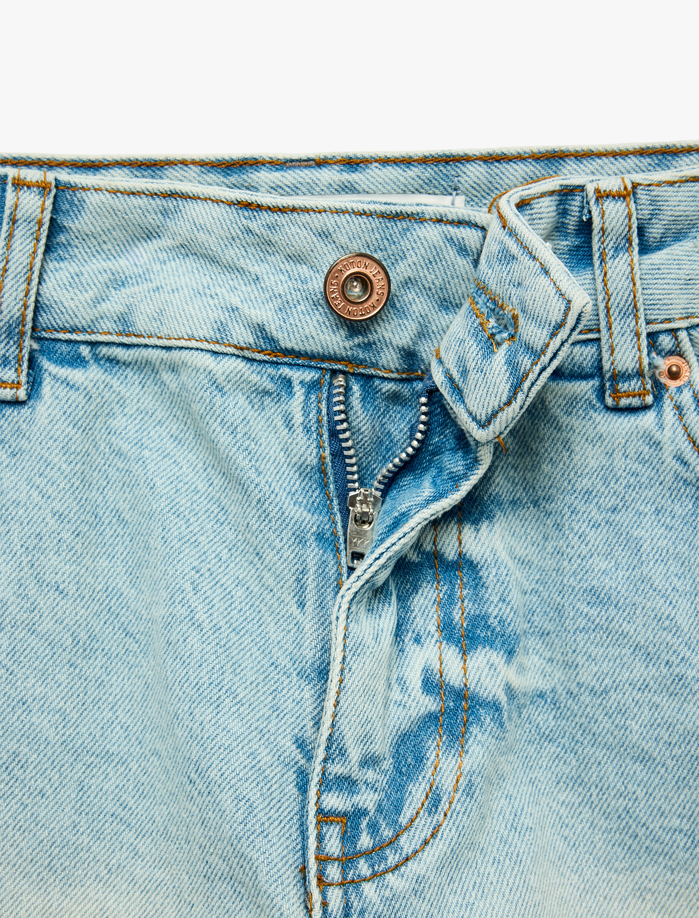 Koton Yıpratma Detaylı Pamuklu Rahat Kalıp Mini Denim Şort görsel 4