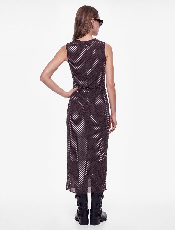  Slim Fit Bisiklet Yaka Kolsuz Drapeli Puantiyeli Uzun Tül Elbise