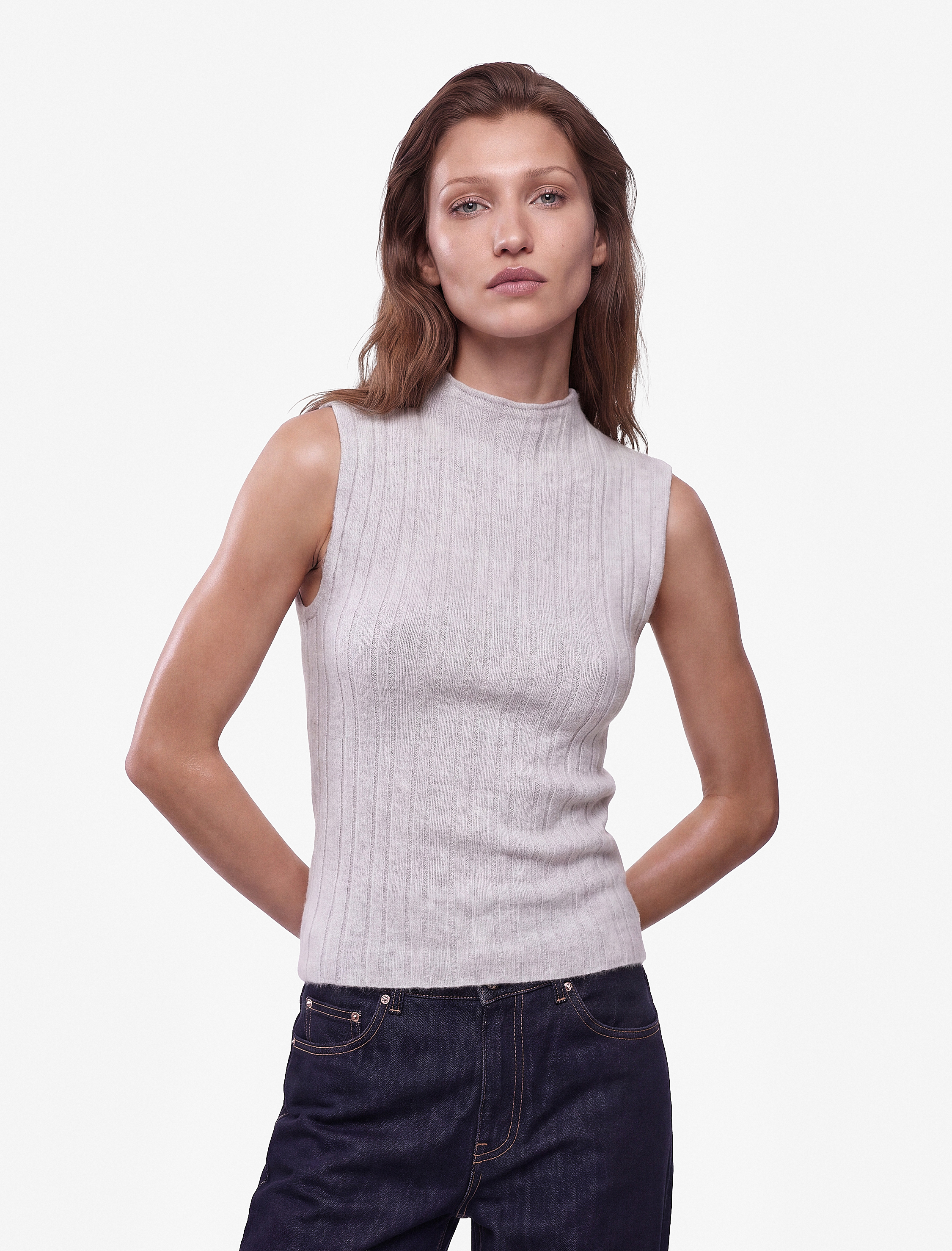 Koton Dik Yaka Regular Fit Viskon Kumaş Basic Kolsuz Bluz görsel 3