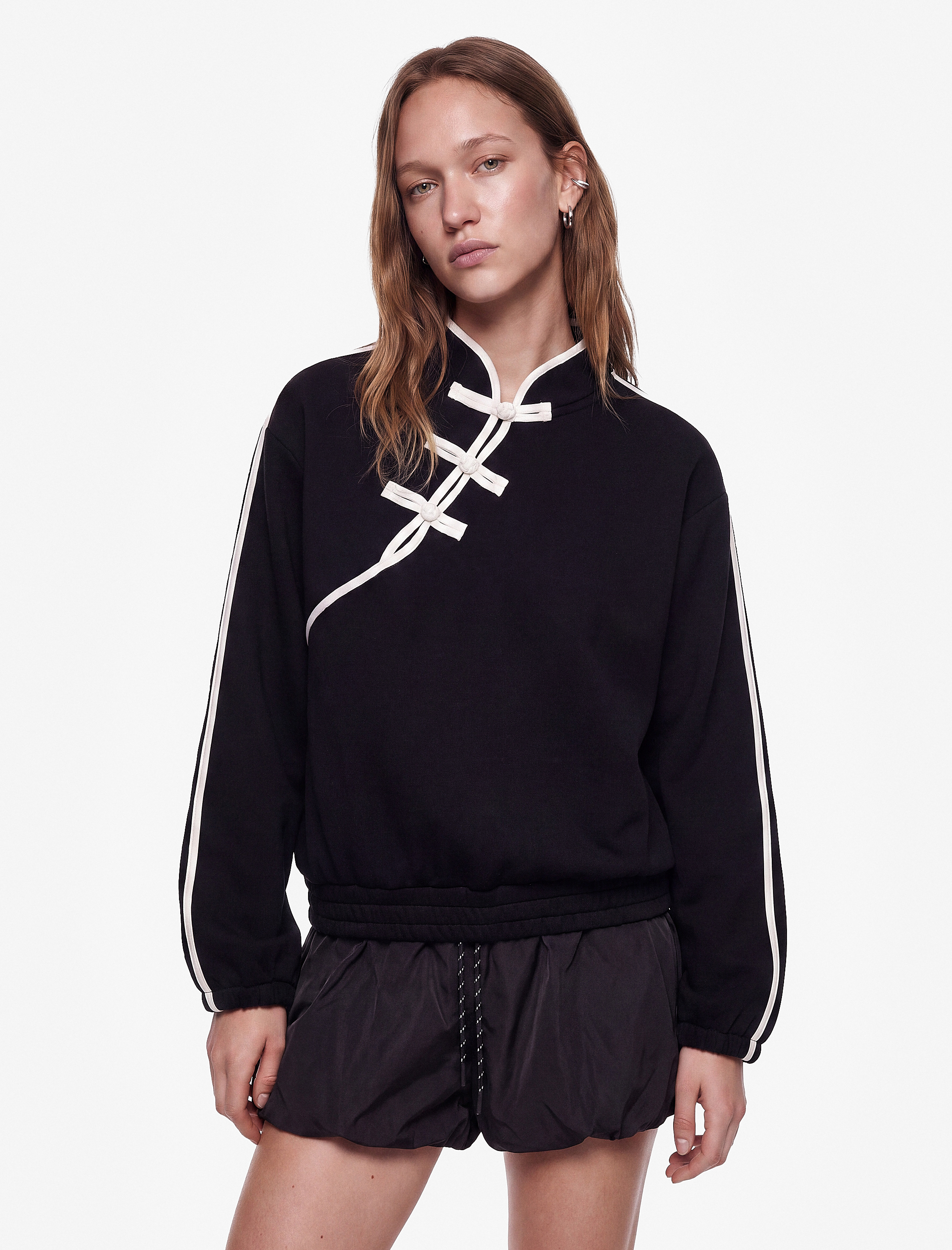   Şardonlu Rahat Kalıp Kurbağa Kapama Detaylı Süslü Düğmeli Mandarin Yaka Sweatshirt