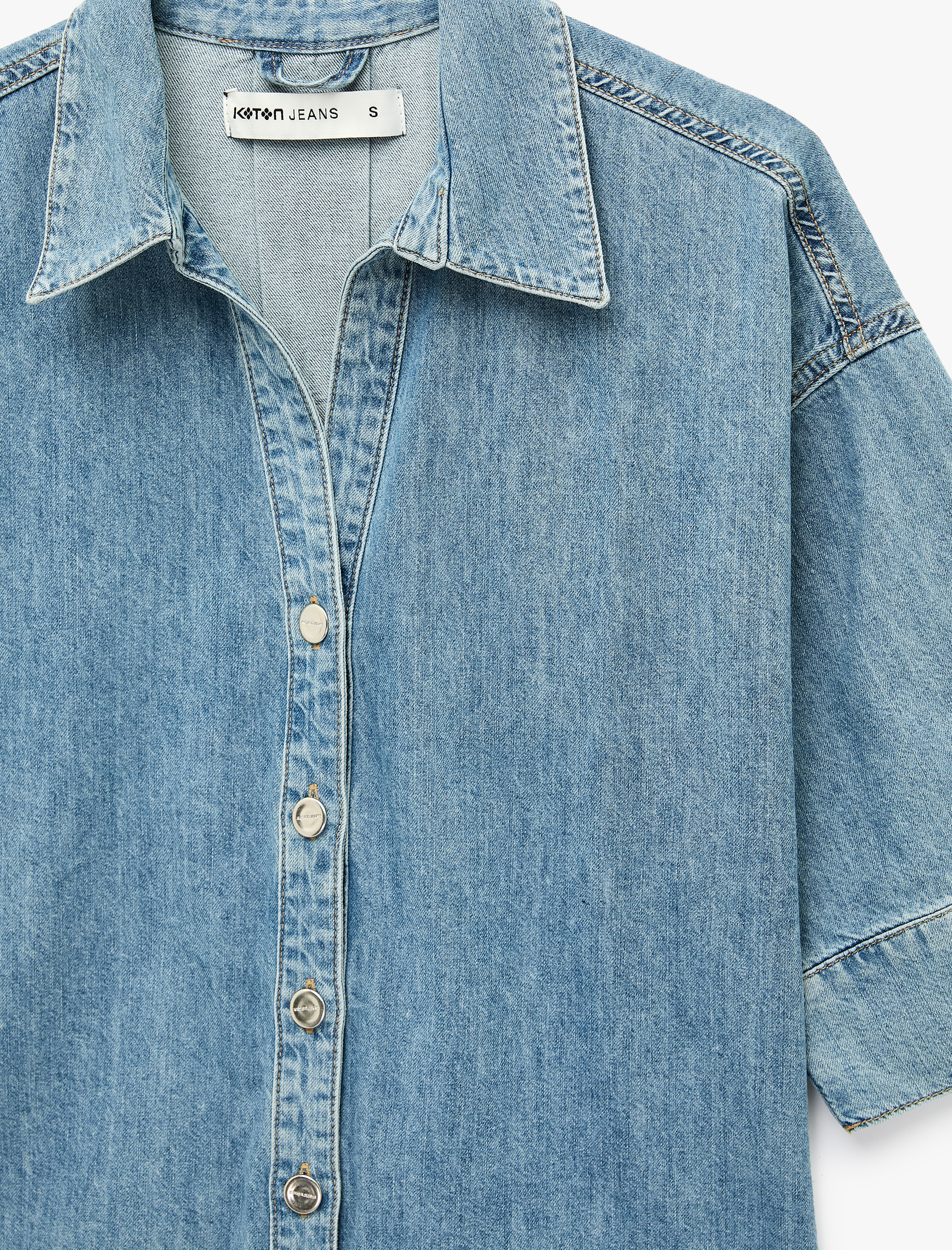 Koton Oversize V Yaka Pamuklu Yarım Kollu Jean Gömlek görsel 5
