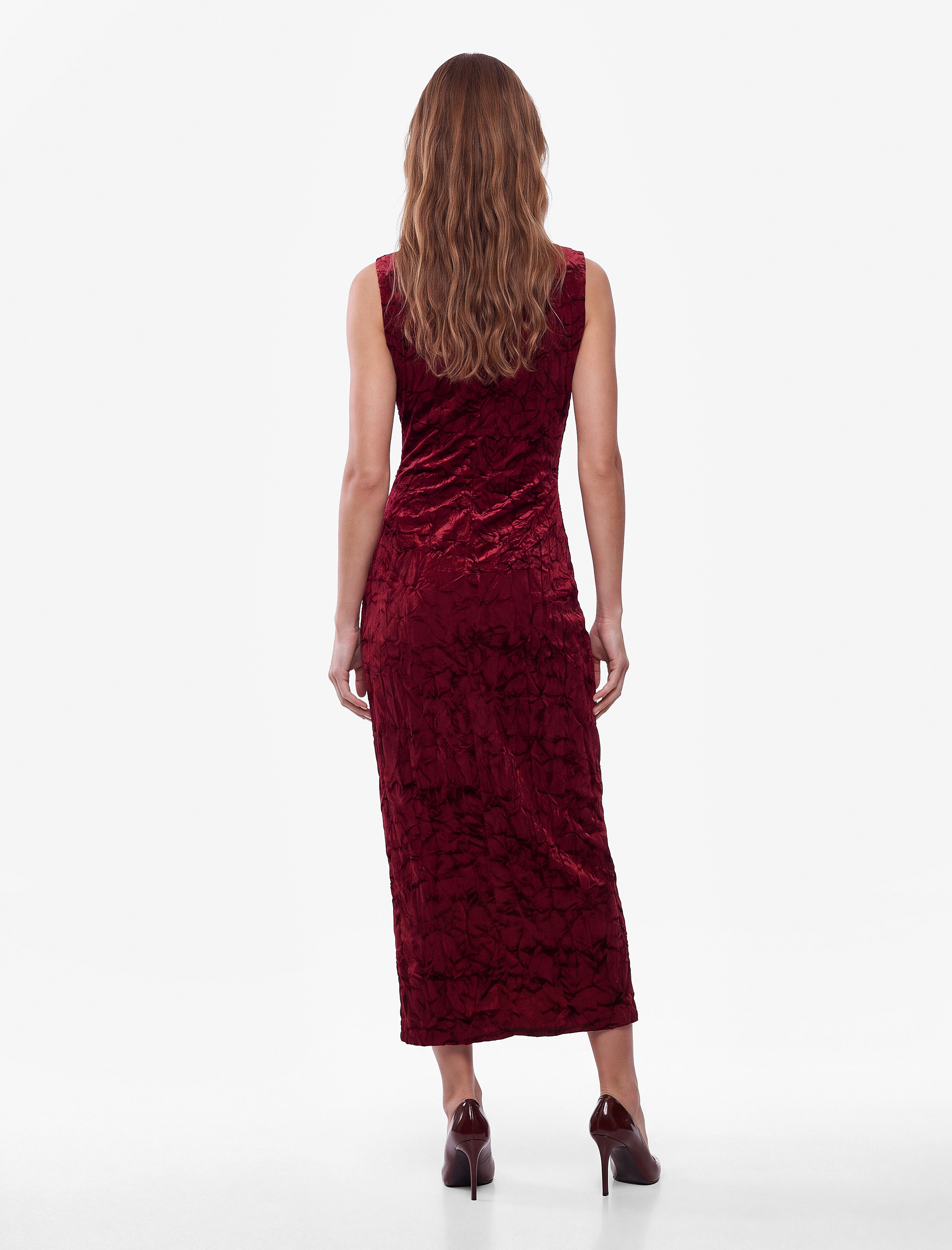 Koton Slim Fit Bisiklet Yaka Drapeli Kolsuz Dokulu Kadife Midi Elbise görsel 4