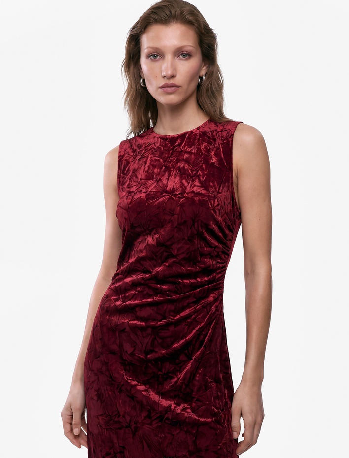  Slim Fit Bisiklet Yaka Drapeli Kolsuz Dokulu Kadife Midi Elbise
