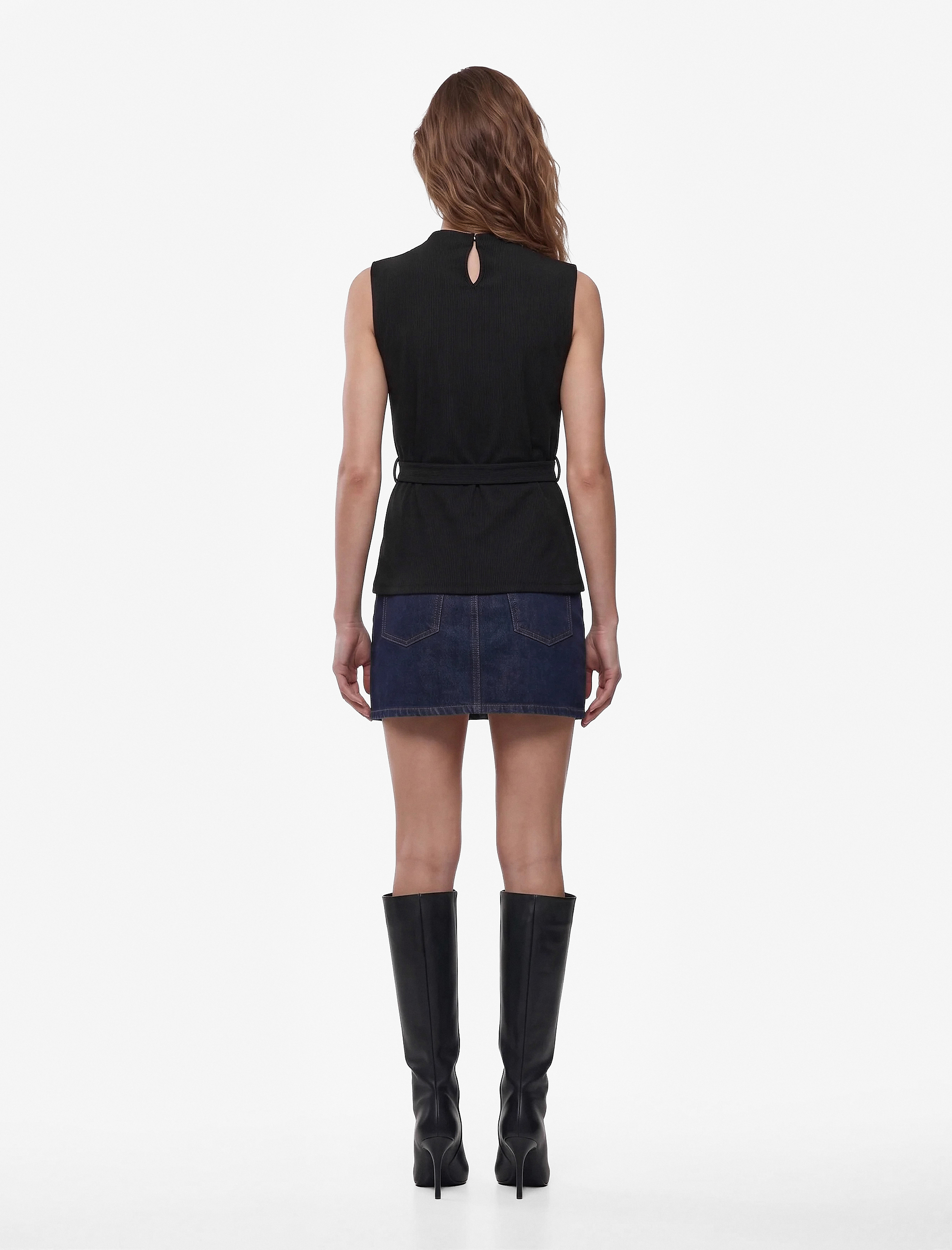 Koton Slim Fit Bağlama Detaylı Dik Yaka Kolsuz Likralı Bluz görsel 3