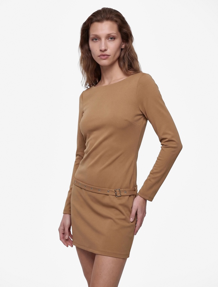  Slim Fit Uzun Kollu Sırt Detaylı Kemerli Kayık Yaka Düşük Bel Mini Elbise
