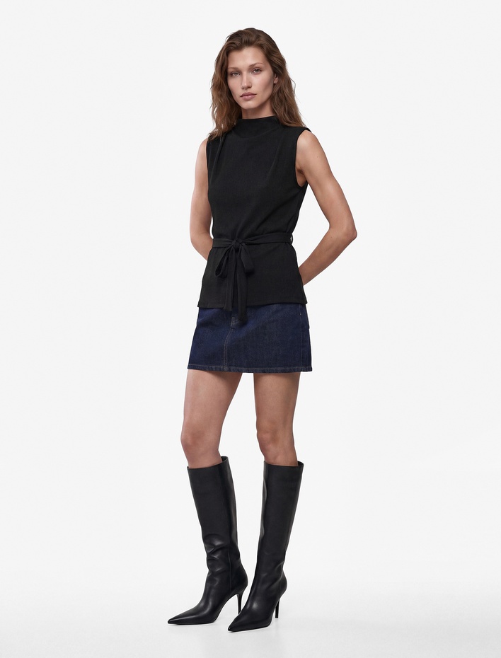  Slim Fit Bağlama Detaylı Dik Yaka Kolsuz Likralı Bluz