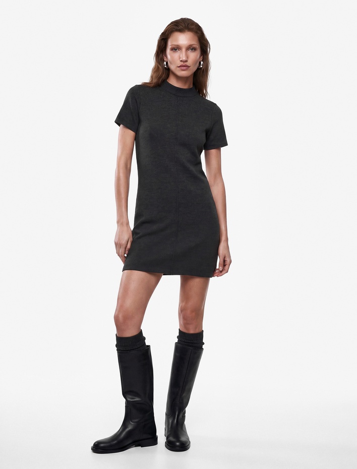  Nervürlü Slim Fit Dik Yaka Kısa Kollu Mini Elbise