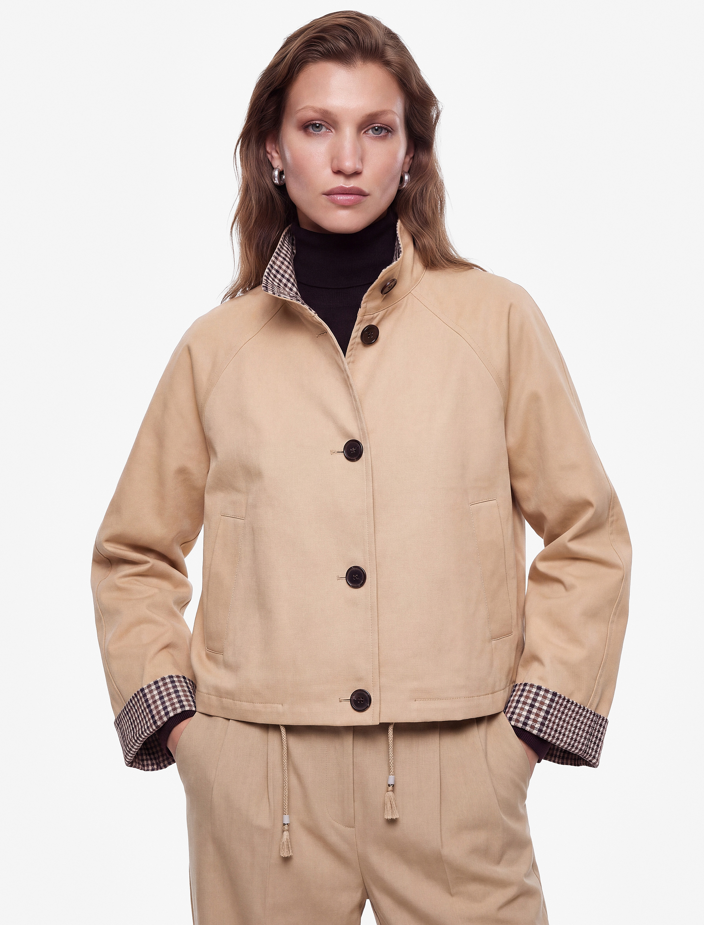 Koton Uzun Kollu Düğmeli Ekose Astarlı Oversize Gabardin Dik Yaka Kısa Trençkot görsel 4