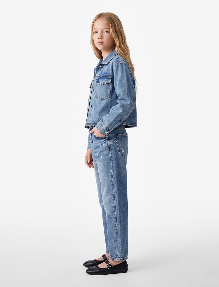 Kız Çocuk Cep Detaylı Yıpratılmış Detaylı Mom Fit Pamuklu Denim Pantolon