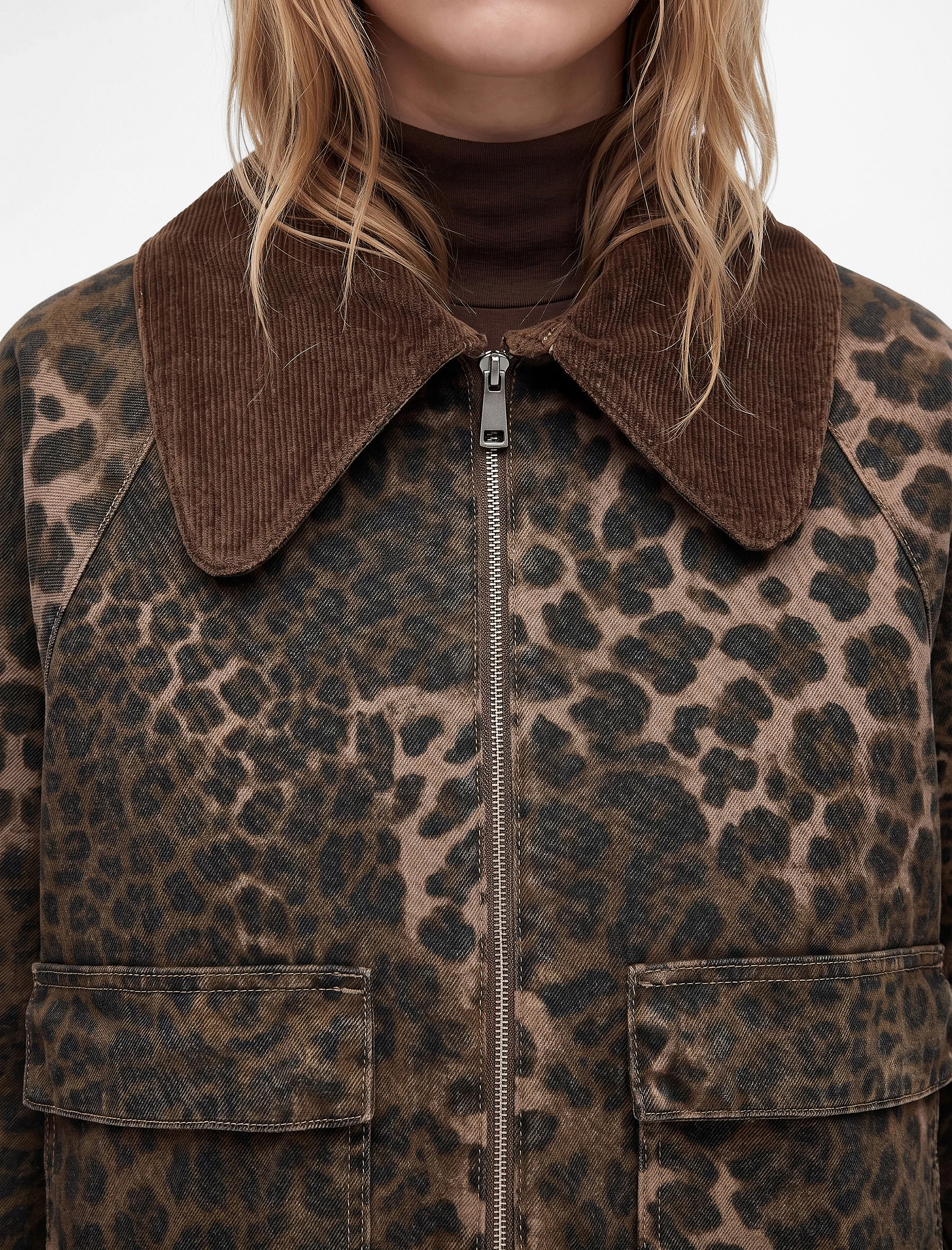 Koton Rahat Kalıp Cepli Fermuarlı Uzun Kollu Yaka Detaylı Denim Leopar Ceket görsel 5