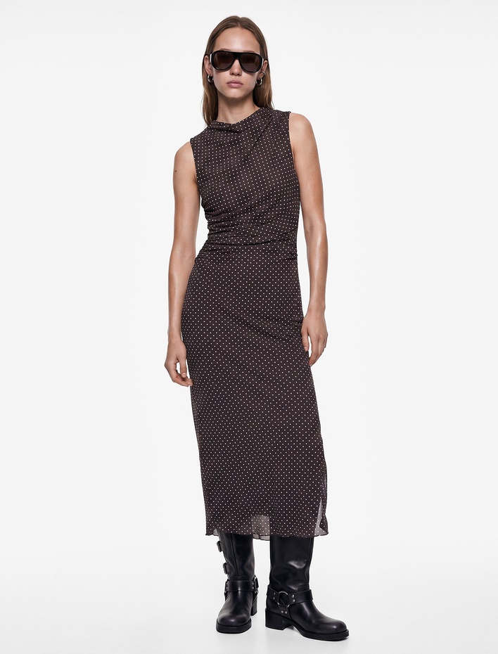  Slim Fit Bisiklet Yaka Kolsuz Drapeli Puantiyeli Uzun Tül Elbise