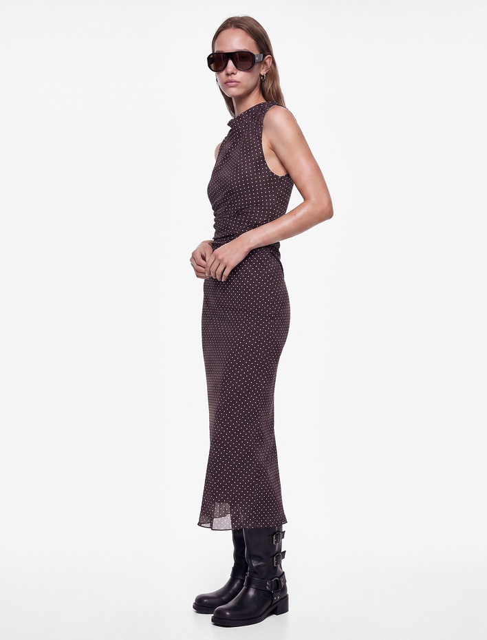  Slim Fit Bisiklet Yaka Kolsuz Drapeli Puantiyeli Uzun Tül Elbise