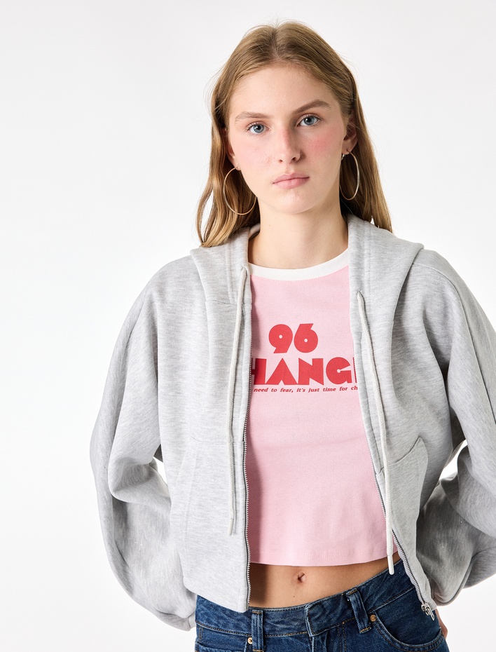  Simli Uzun Kollu Kapüşonlu Şardonlu Arkası Baskılı Crop Sweatshirt