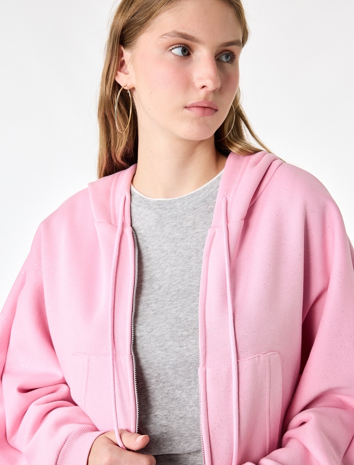  Şardonlu Kanguru Cepli Arkası Baskılı Cepli Simli Kapüşonlu Fermuarlı Crop Sweatshirt