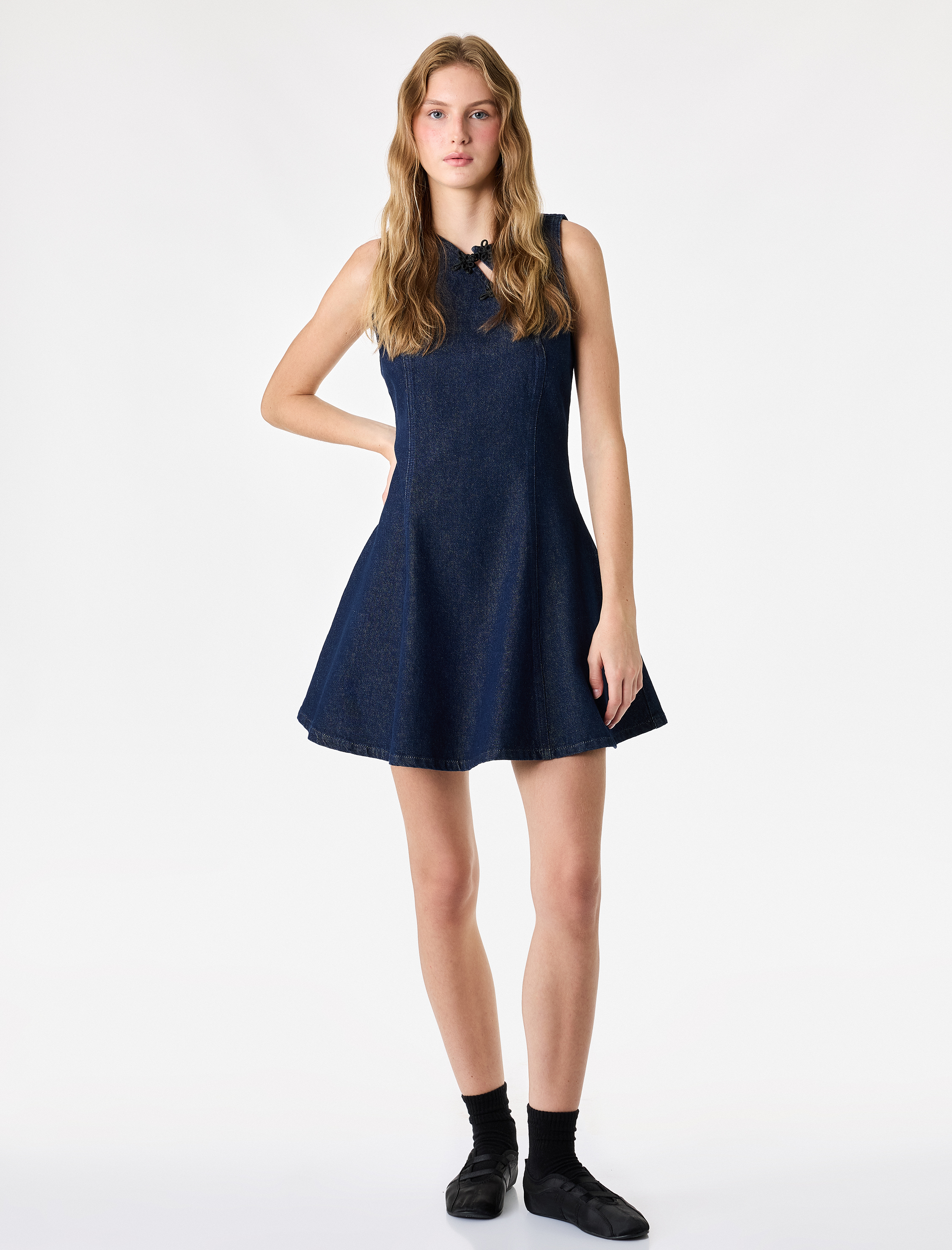   Pamuklu Süslü Kapamalı Mandarin Qipao Yaka Kolsuz Mini Denim Elbise